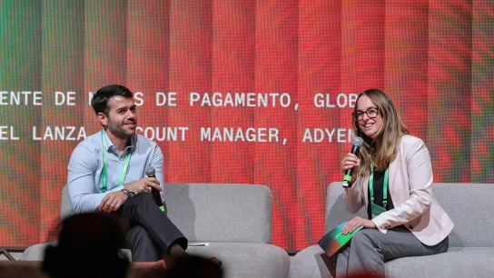 Equipe da Adyen discursando no palco durante apresentação em um evento.