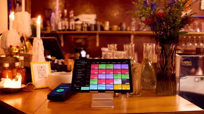 Barbalie met een bestelsysteem op een iPad en een betaalterminal ernaast.
