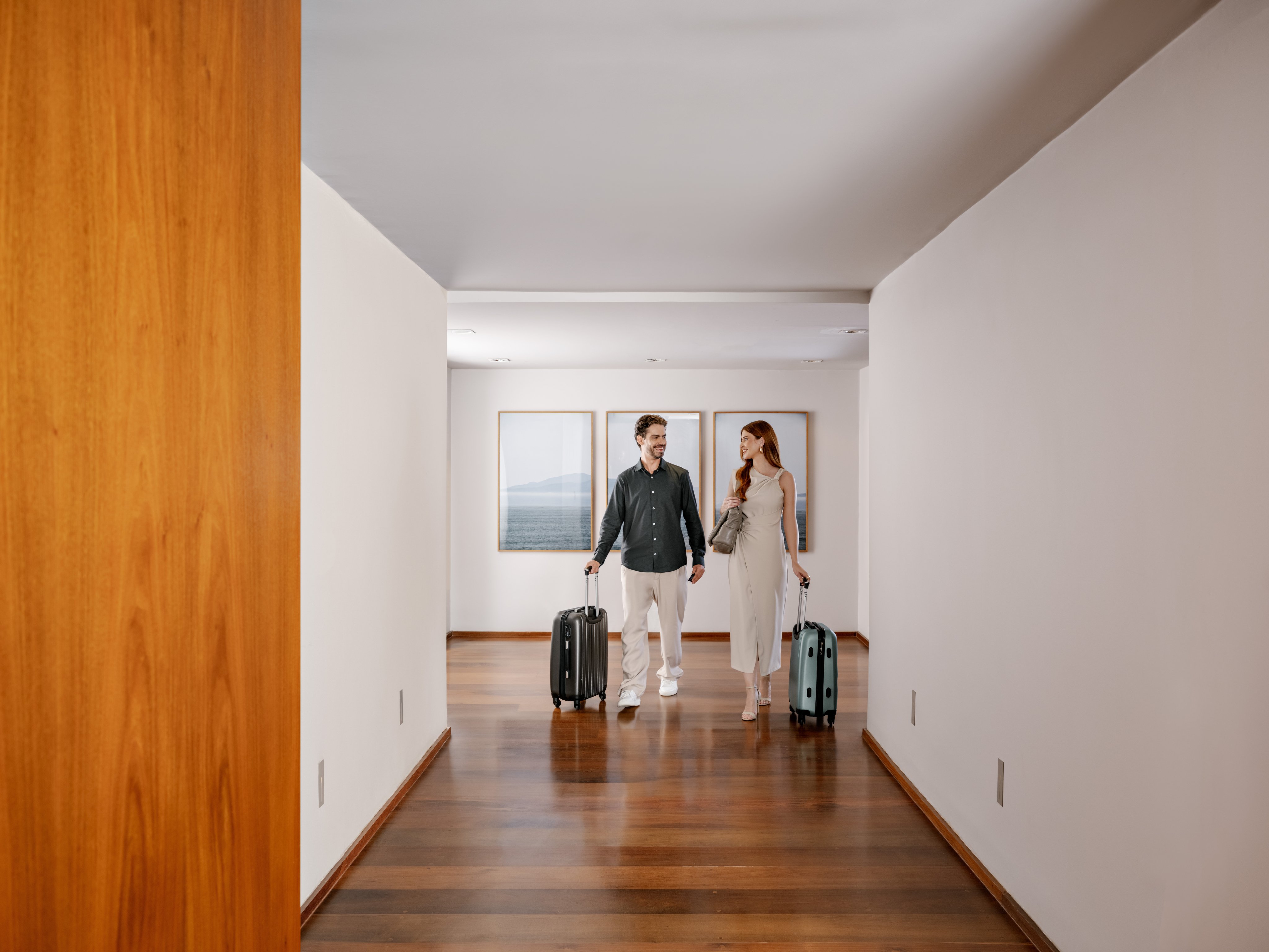 Coppia che si dirige verso la propria camera d'hotel