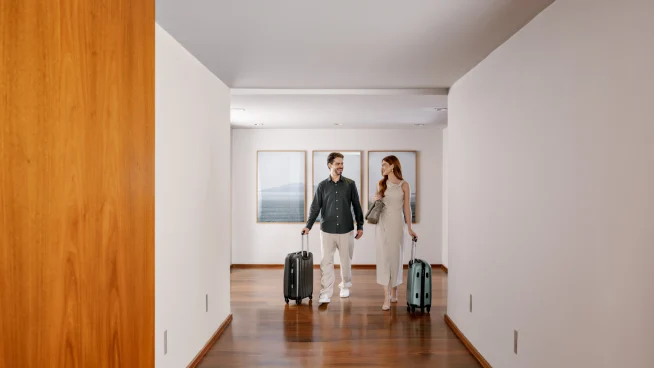 Coppia che si dirige verso la propria camera d'hotel