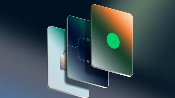 Tre digitale skærme med grønt flueben, der viser en betalingsbekræftelse på en Adyen-terminal.