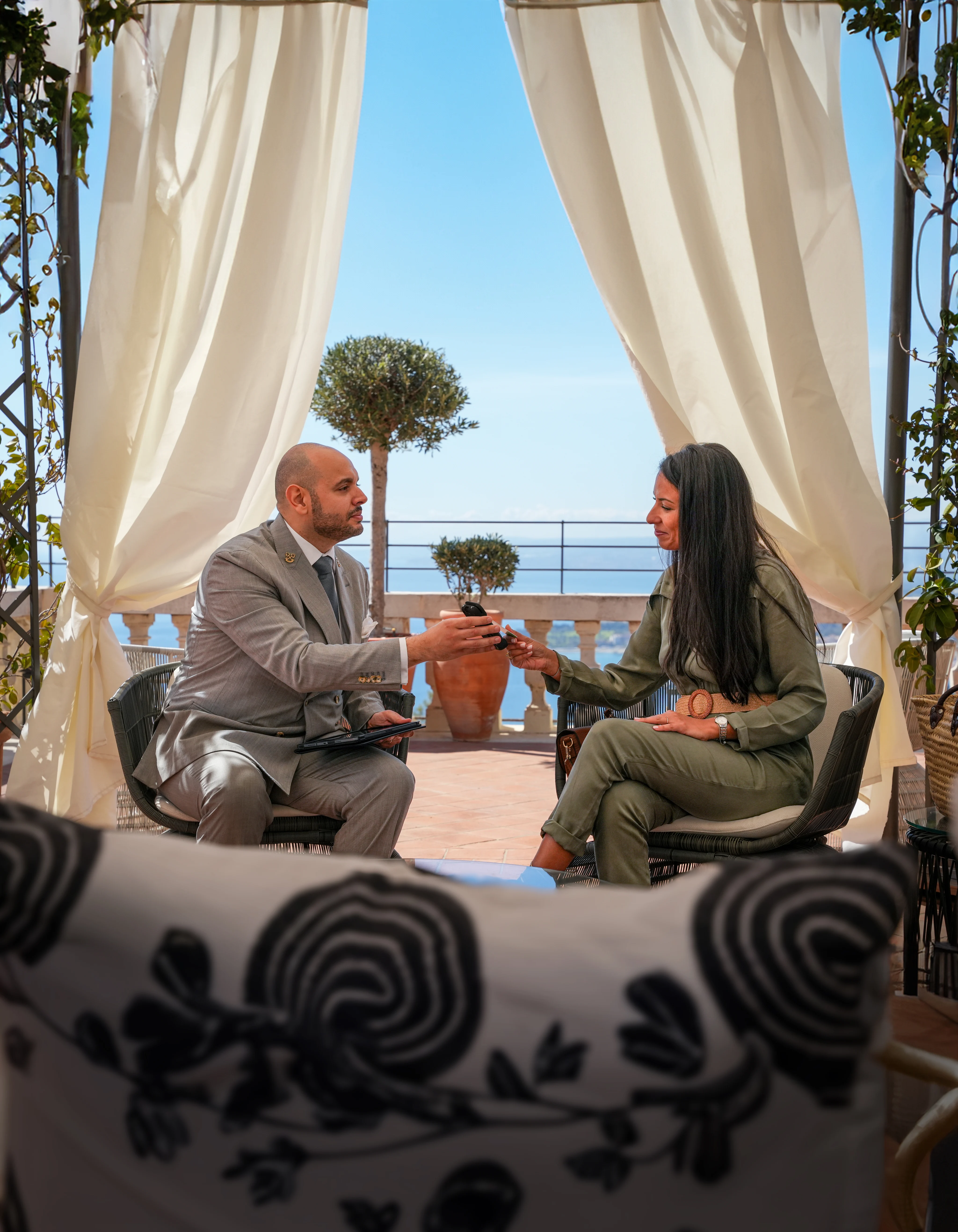 Un hôte de l'hôtel paie sur un terminal dans un resort Belmond lors de l'enregistrement