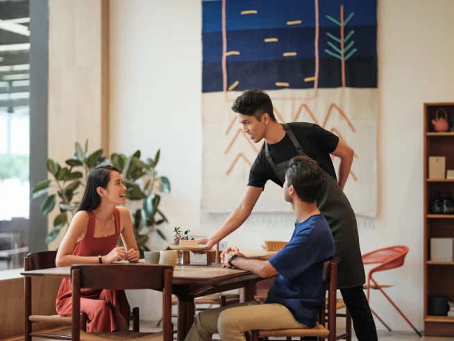 Pedir e beber café em um restaurante QSR coffee shop