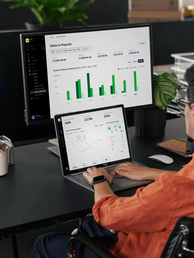 Homme tapant sur un ordinateur portable