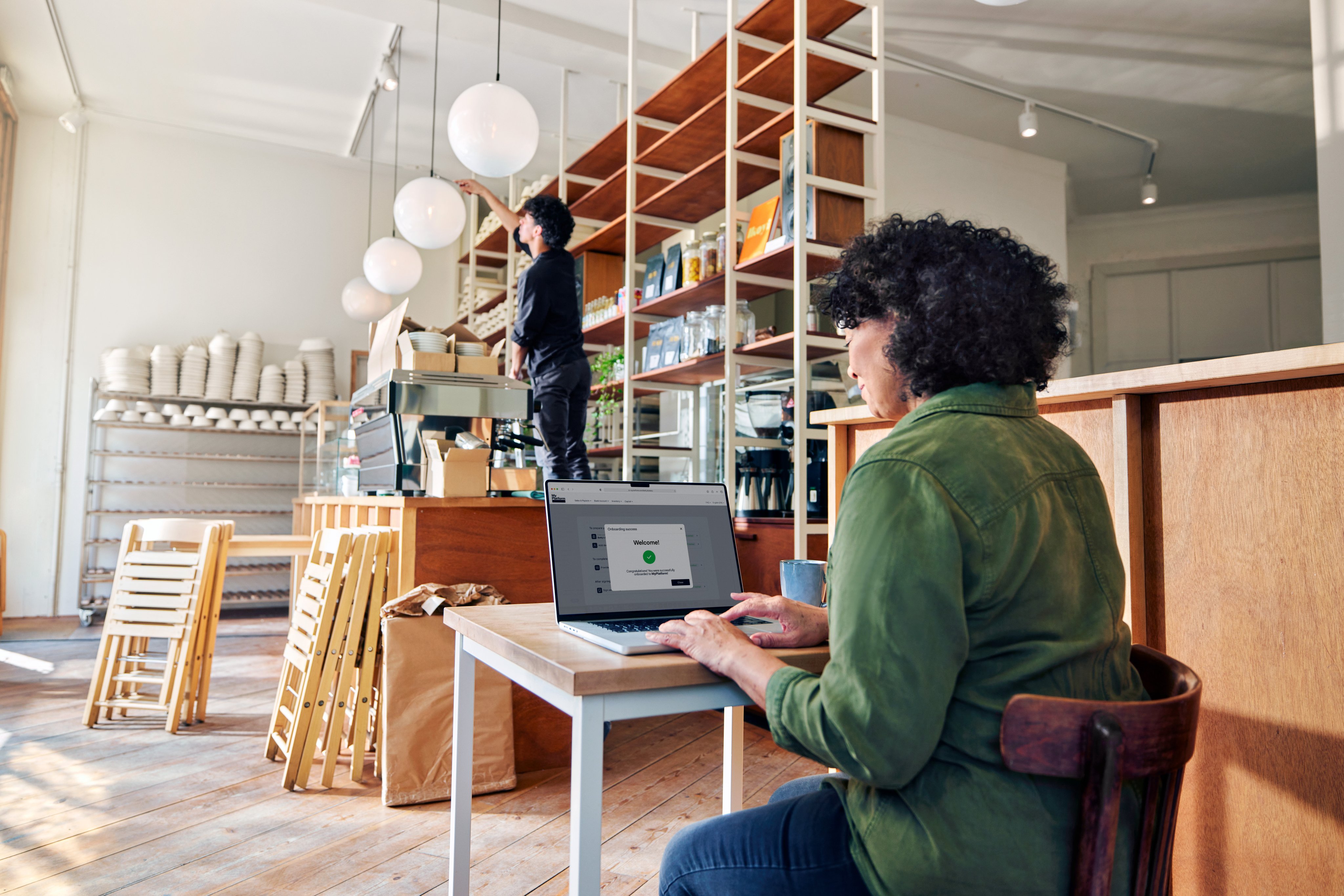 Dueño de una cafetería configurando pagos de Adyen a través de una plataforma SaaS para alimentos y bebidas