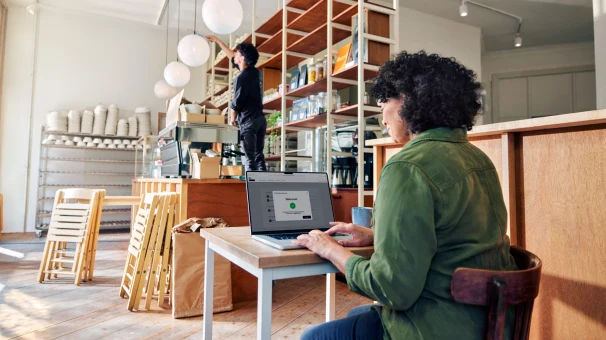Dueño de una cafetería configurando pagos de Adyen a través de una plataforma SaaS para alimentos y bebidas