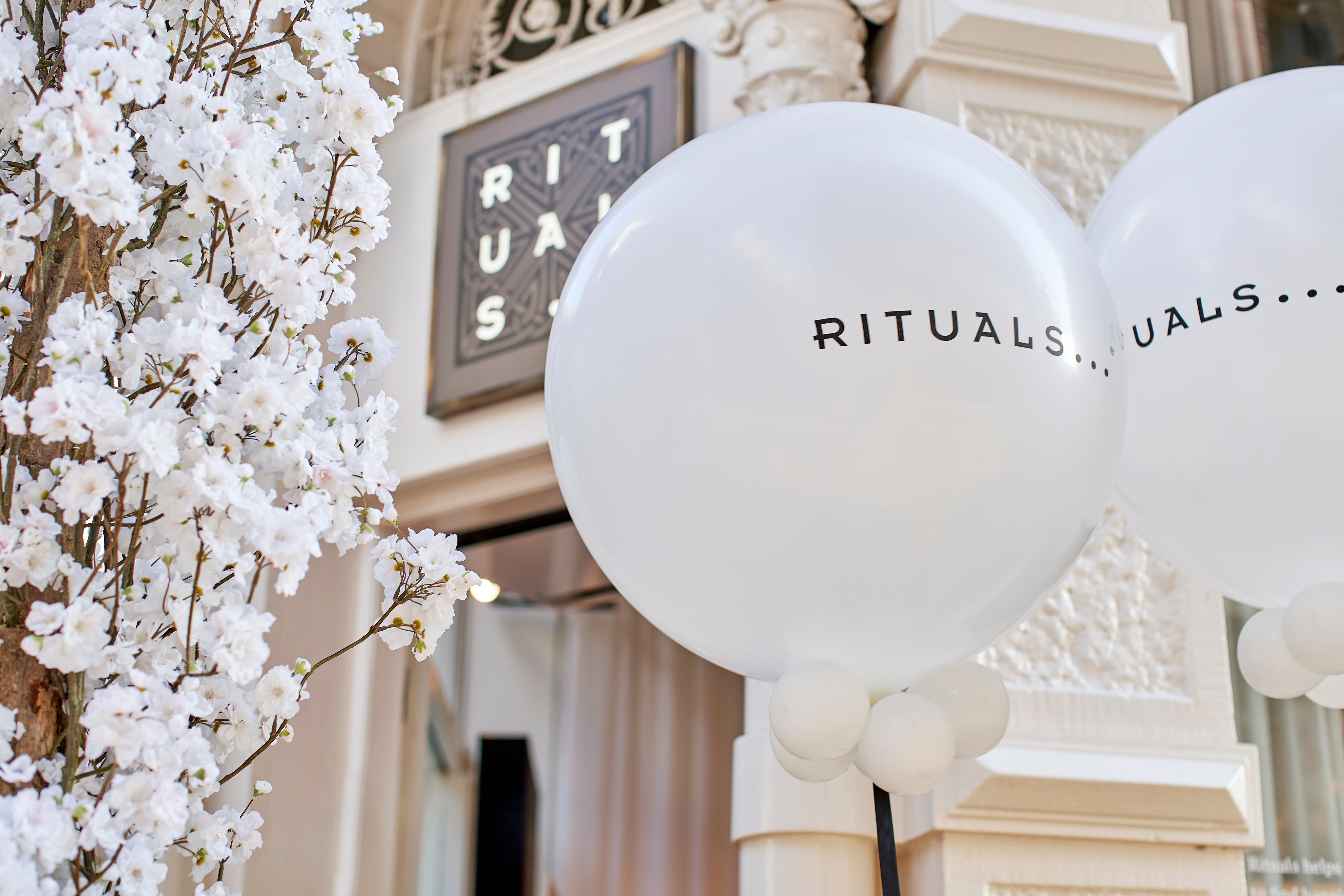 Innenbereich geschmückt mit Luftballons, festlicher Deko und Adyen-Branding.