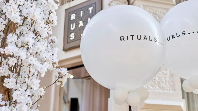 Innenbereich geschmückt mit Luftballons, festlicher Deko und Adyen-Branding.