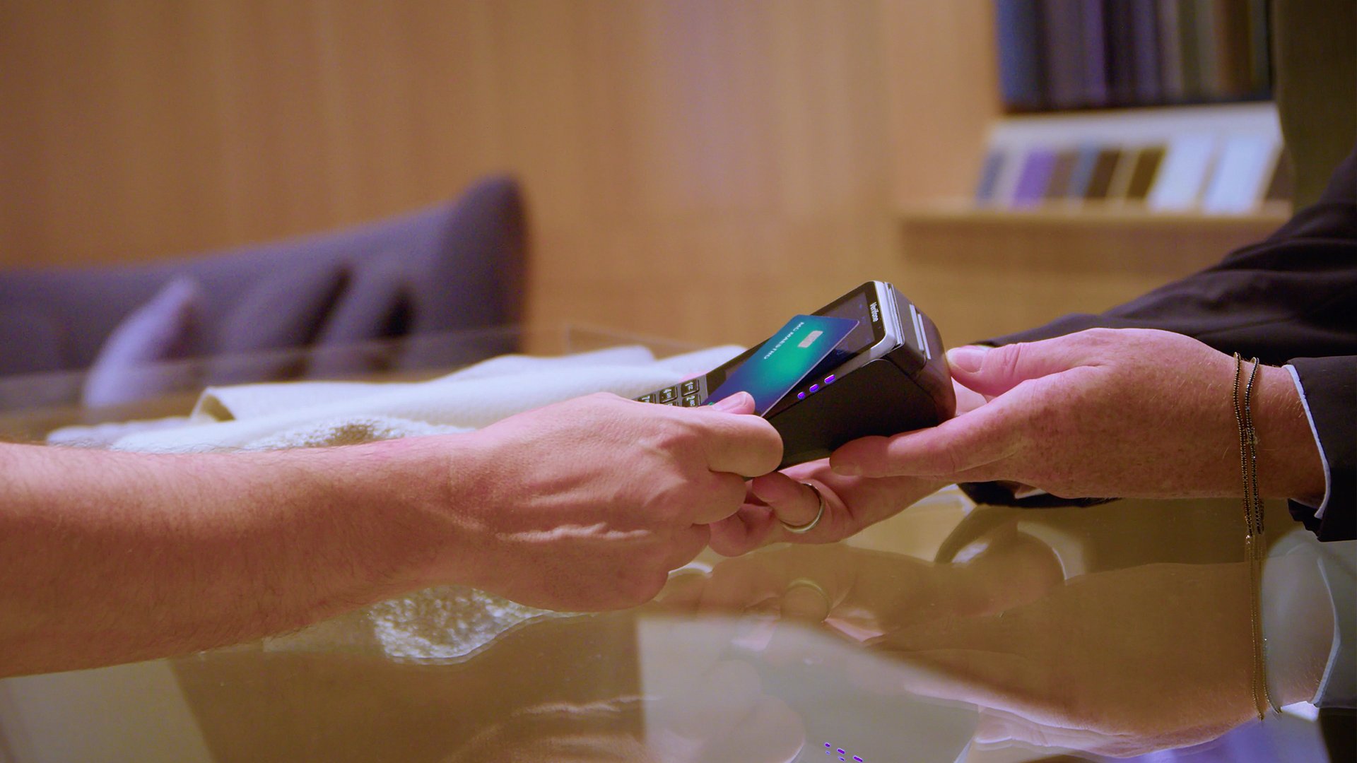 Un cliente Natuzzi paga digitando la carta sul terminale V400m di Adyen.