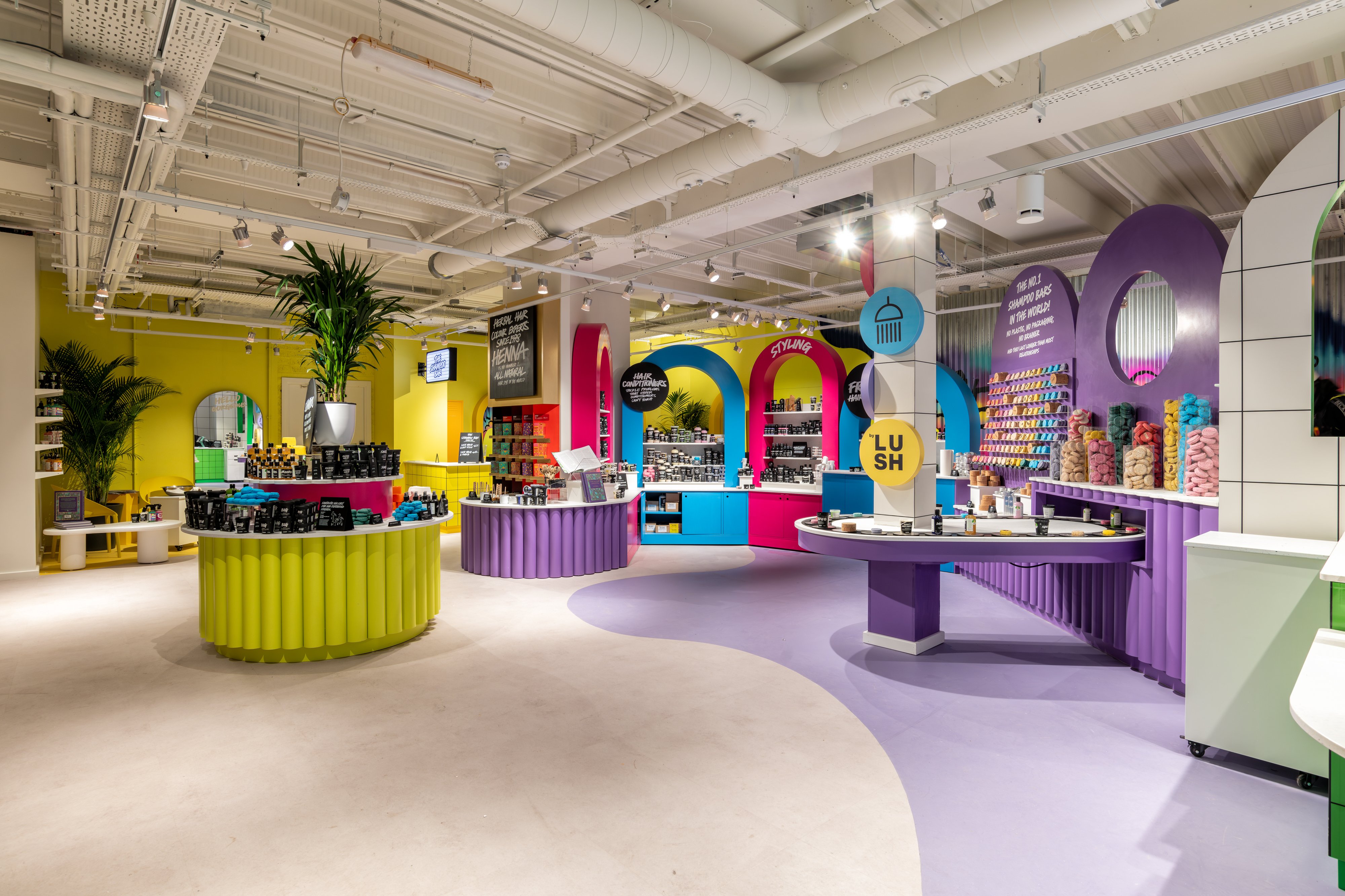 Interior de la tienda LUSH en Glasgow, con exhibidores divertidos de productos para el baño.