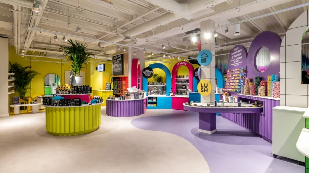 Interior de la tienda LUSH en Glasgow, con exhibidores divertidos de productos para el baño.