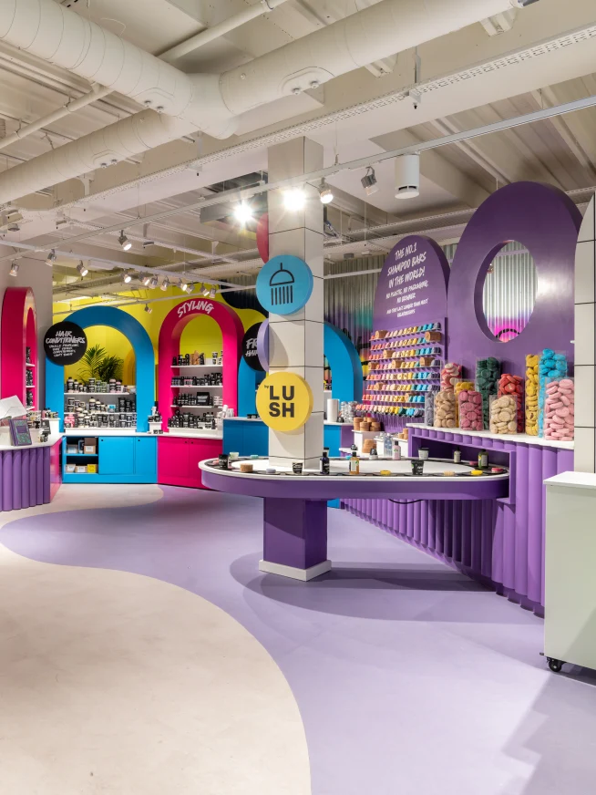 Interior de la tienda LUSH en Glasgow, con exhibidores divertidos de productos para el baño.