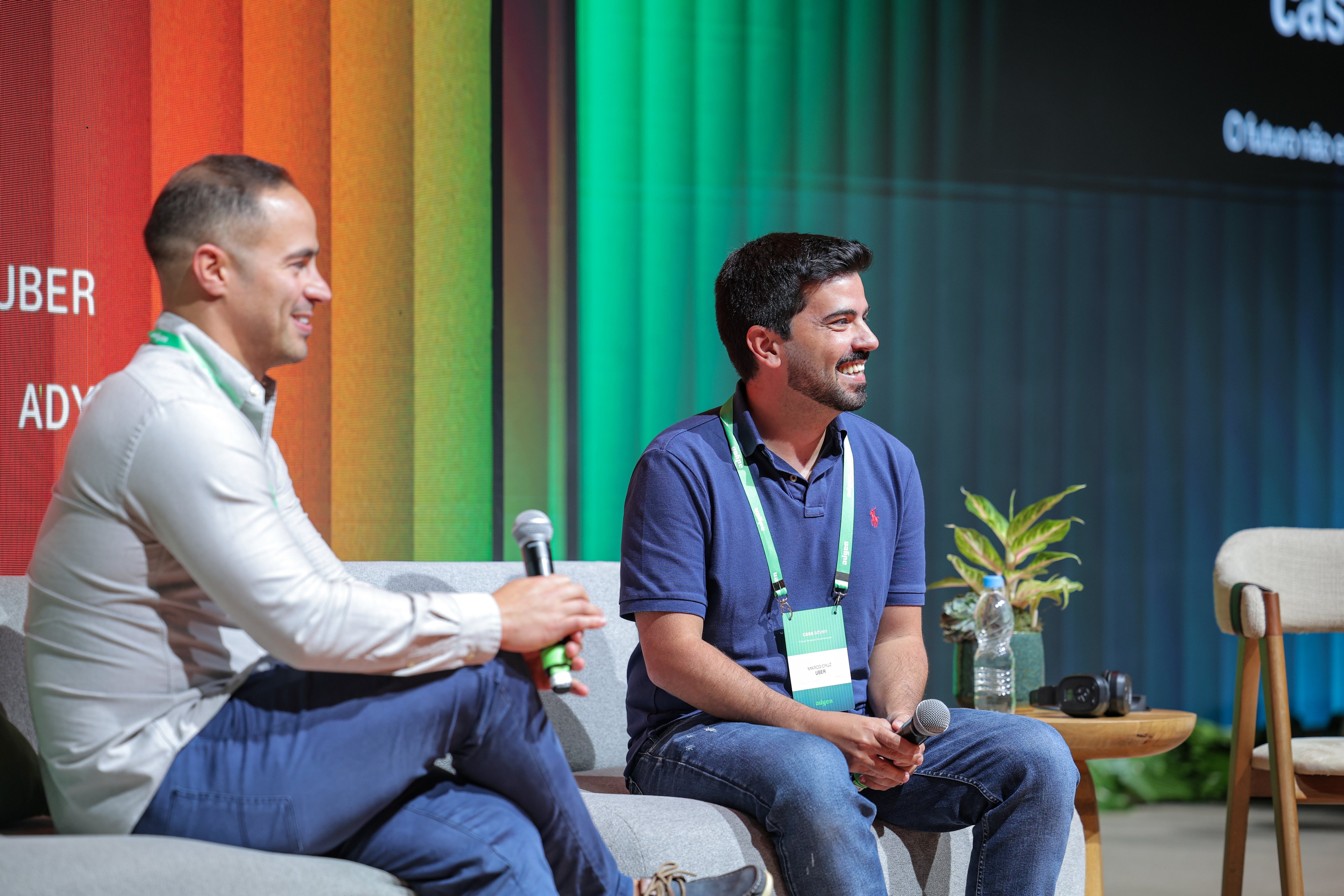 Funcionários da Adyen no escritório durante uma reunião, com uma máquina de cartão visível sobre a mesa.