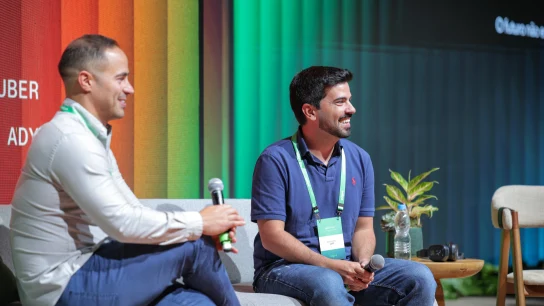 Funcionários da Adyen no escritório durante uma reunião, com uma máquina de cartão visível sobre a mesa.