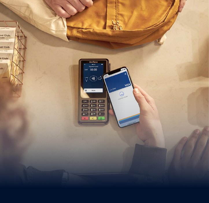 Um cliente paga com o telefone com cartão VISA no terminal da Adyen