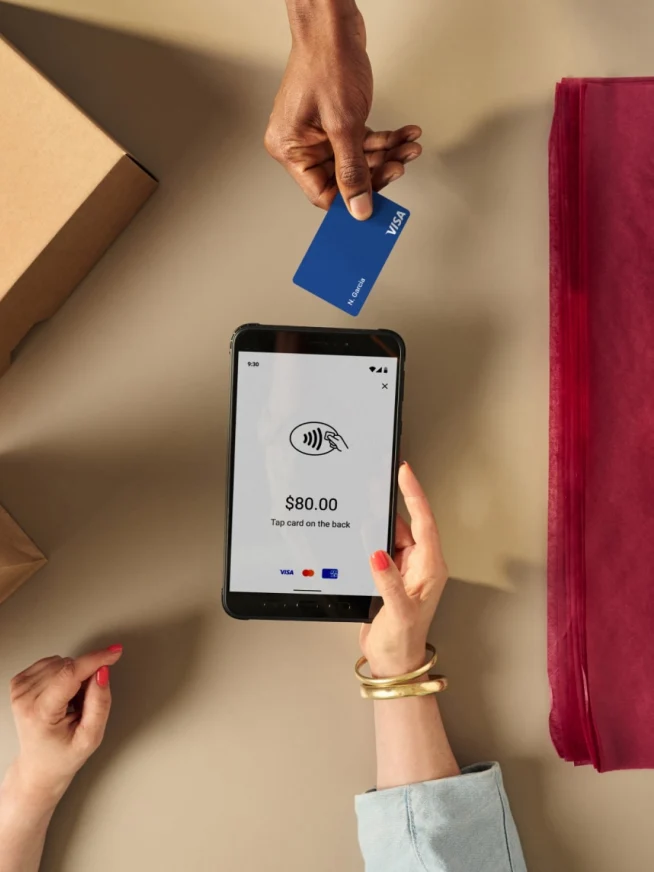 Personne qui tape une carte sur un appareil mobile Android affichant un écran de paiement Adyen.