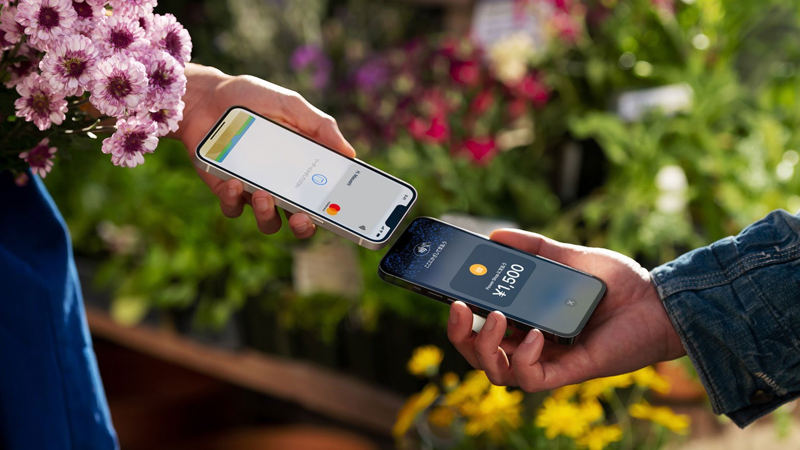 A customer at a flower store using Tap to Pay on iPhone to pay for their purchase in Japanese yen.