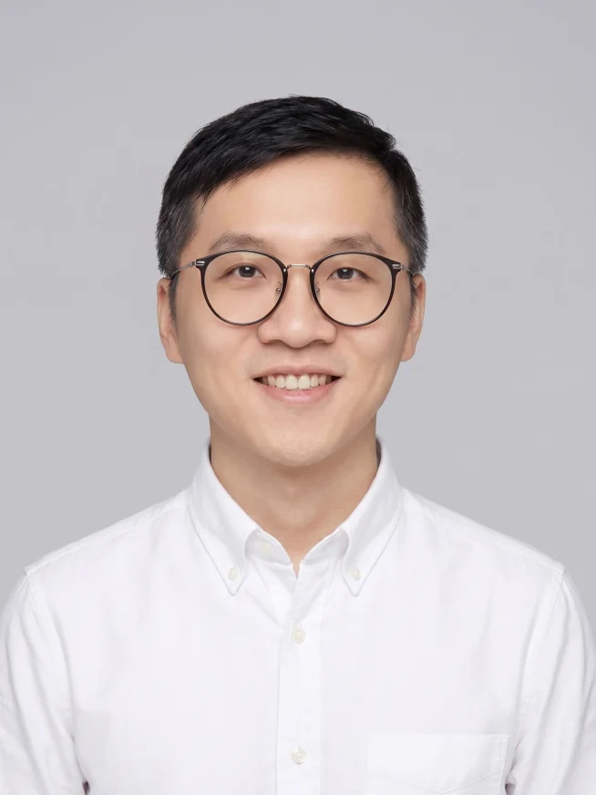 Adyen employee in the Adyen office wearing a white shirt against a gray background