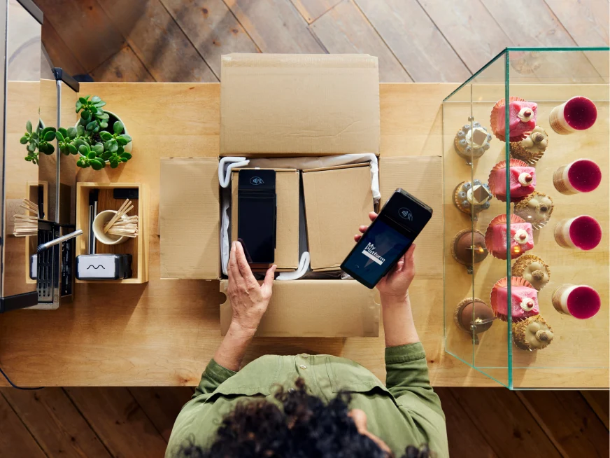Dueño de una cafetería configurando y utilizando un terminal Adyen a través de una plataforma de software como servicio para alimentos y bebidas