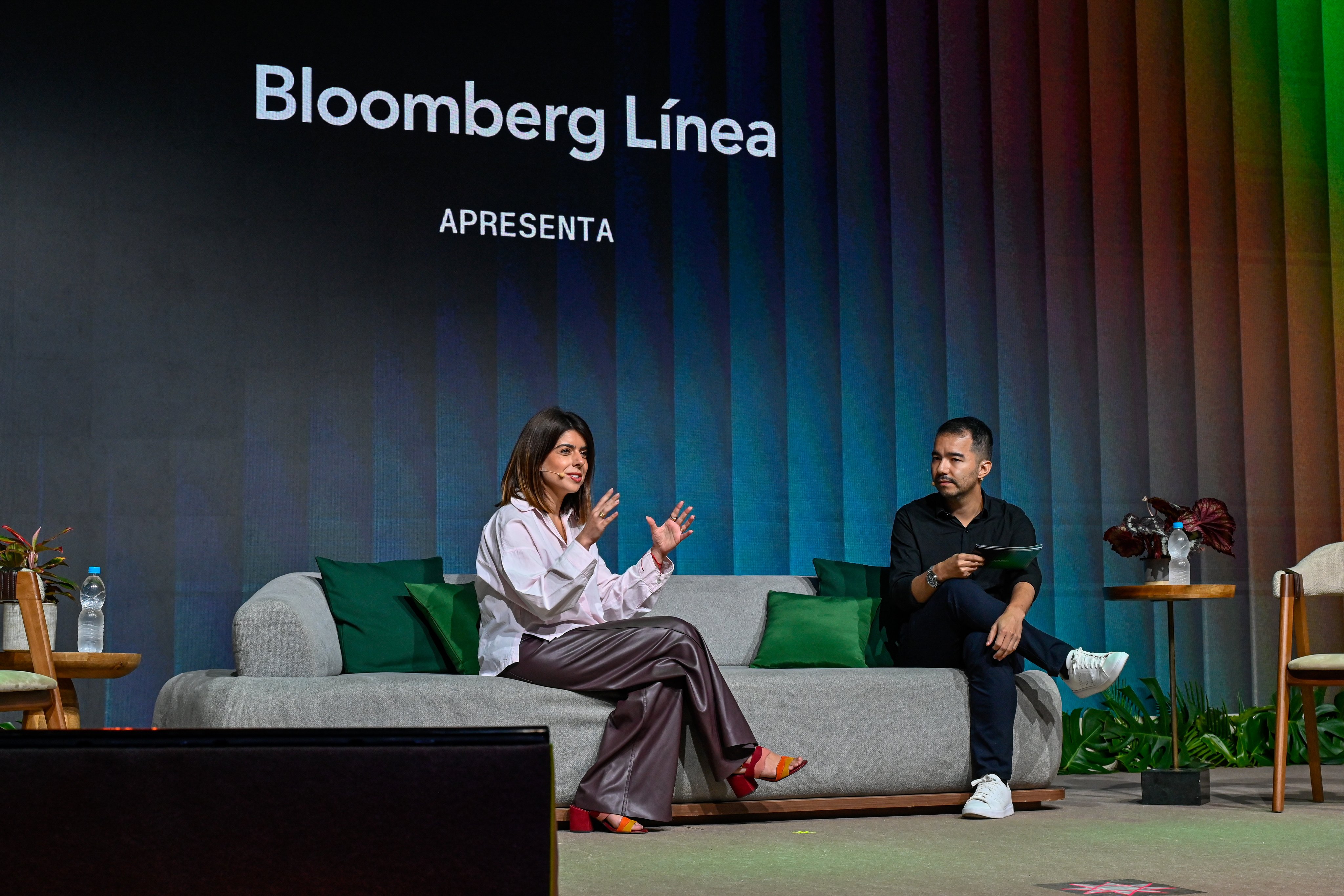 Membros da equipe Adyen palestrando no palco durante evento corporativo.