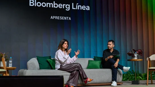 Membros da equipe Adyen palestrando no palco durante evento corporativo.