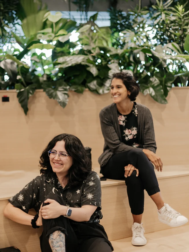 Colaboradores sentados no escritório