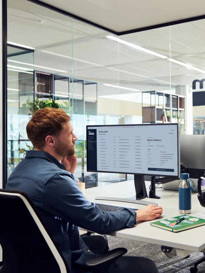 An employee of a SaaS platform for food & beverage looking at a dashboard with accounts overview.