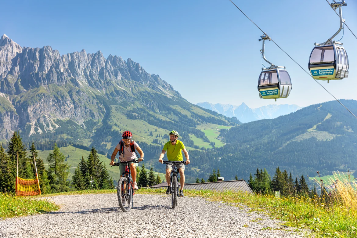 Personen bei eine Mountainbike Tour durch die Berge