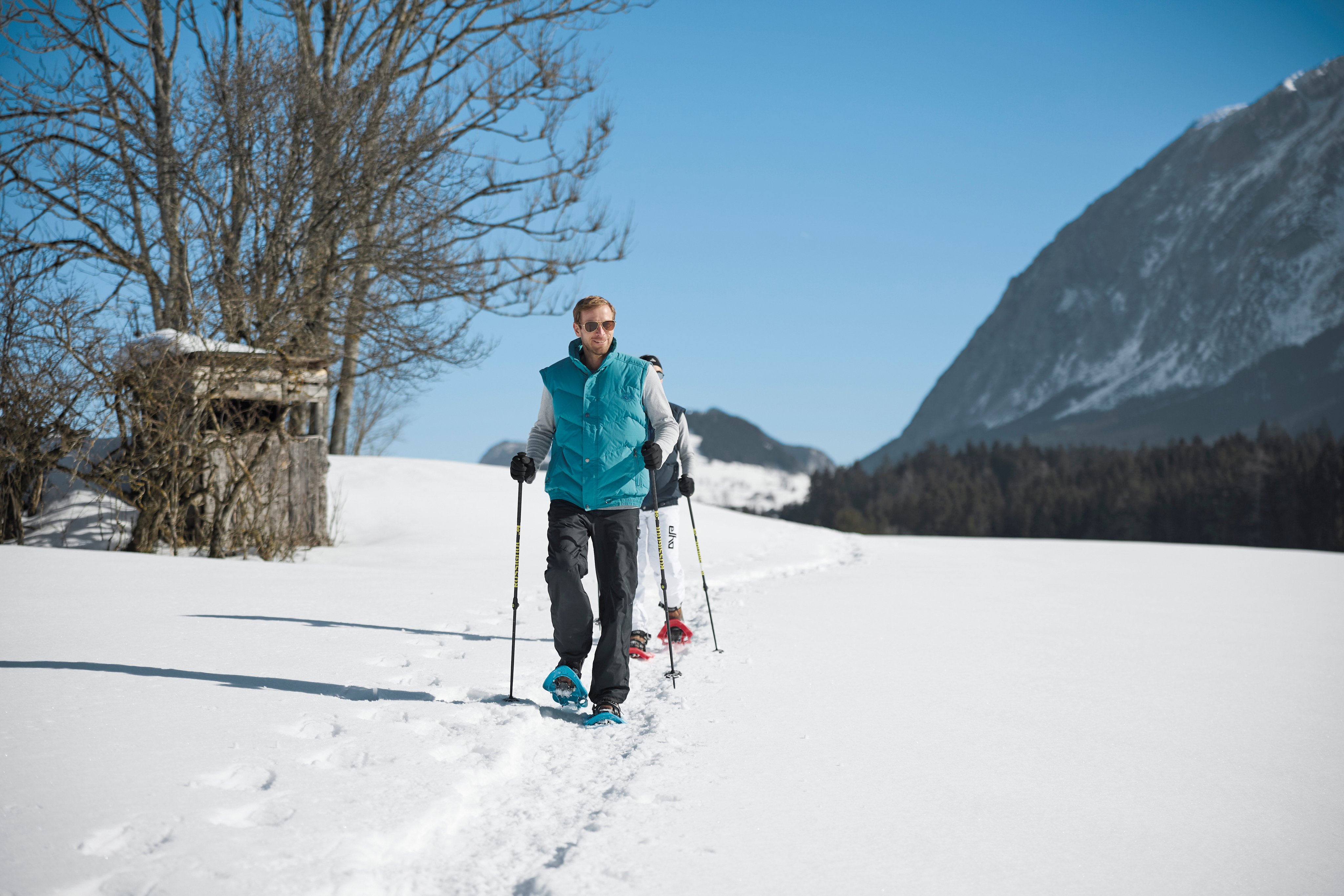 Fotograf in Skiurlaub in verschneiter Natur beim Premium Cluburlaub von Aldiana
