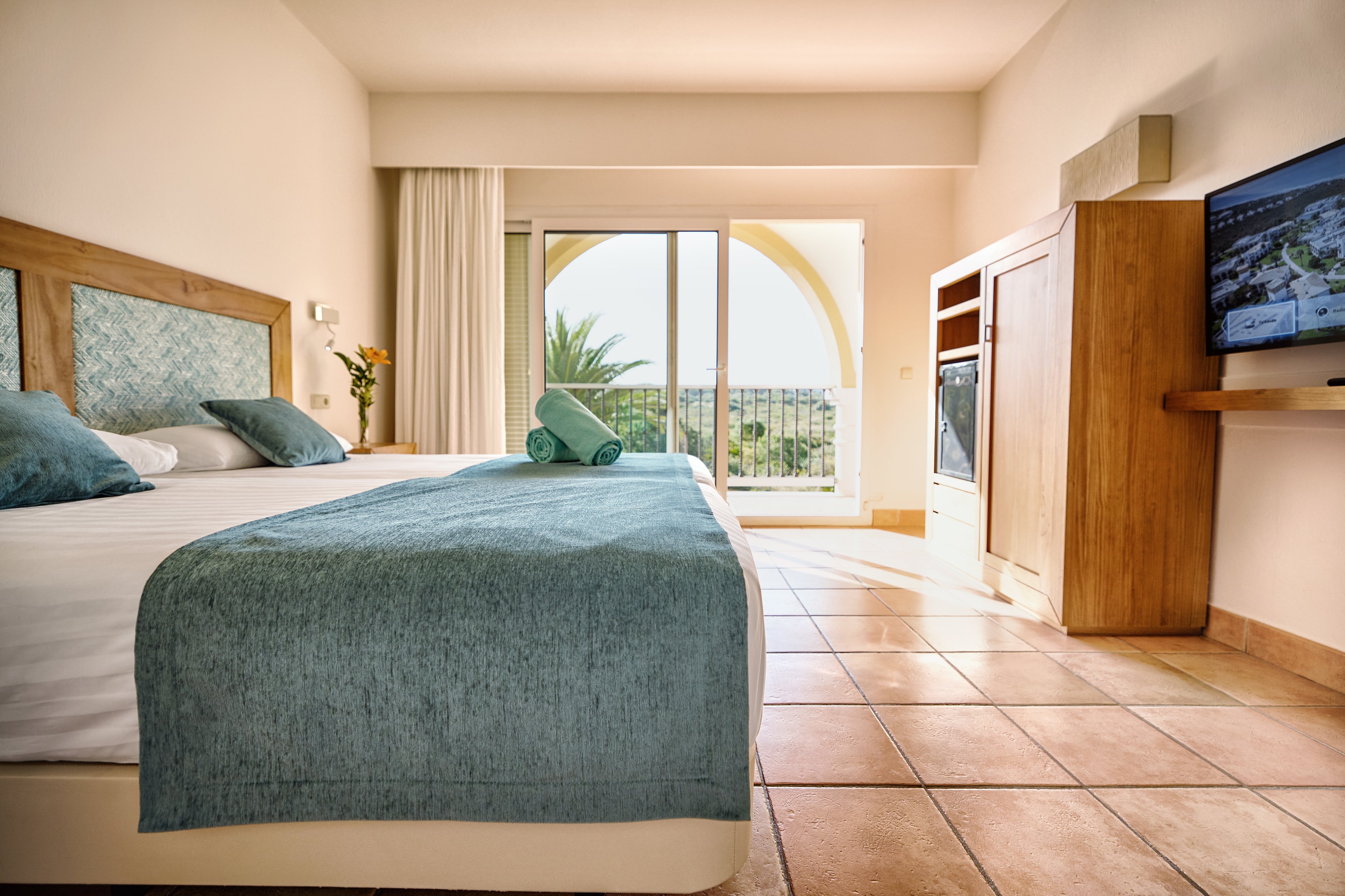 Doppelzimmer im Aldiana Club mit Blick auf den Balkon und moderne Einrichtung