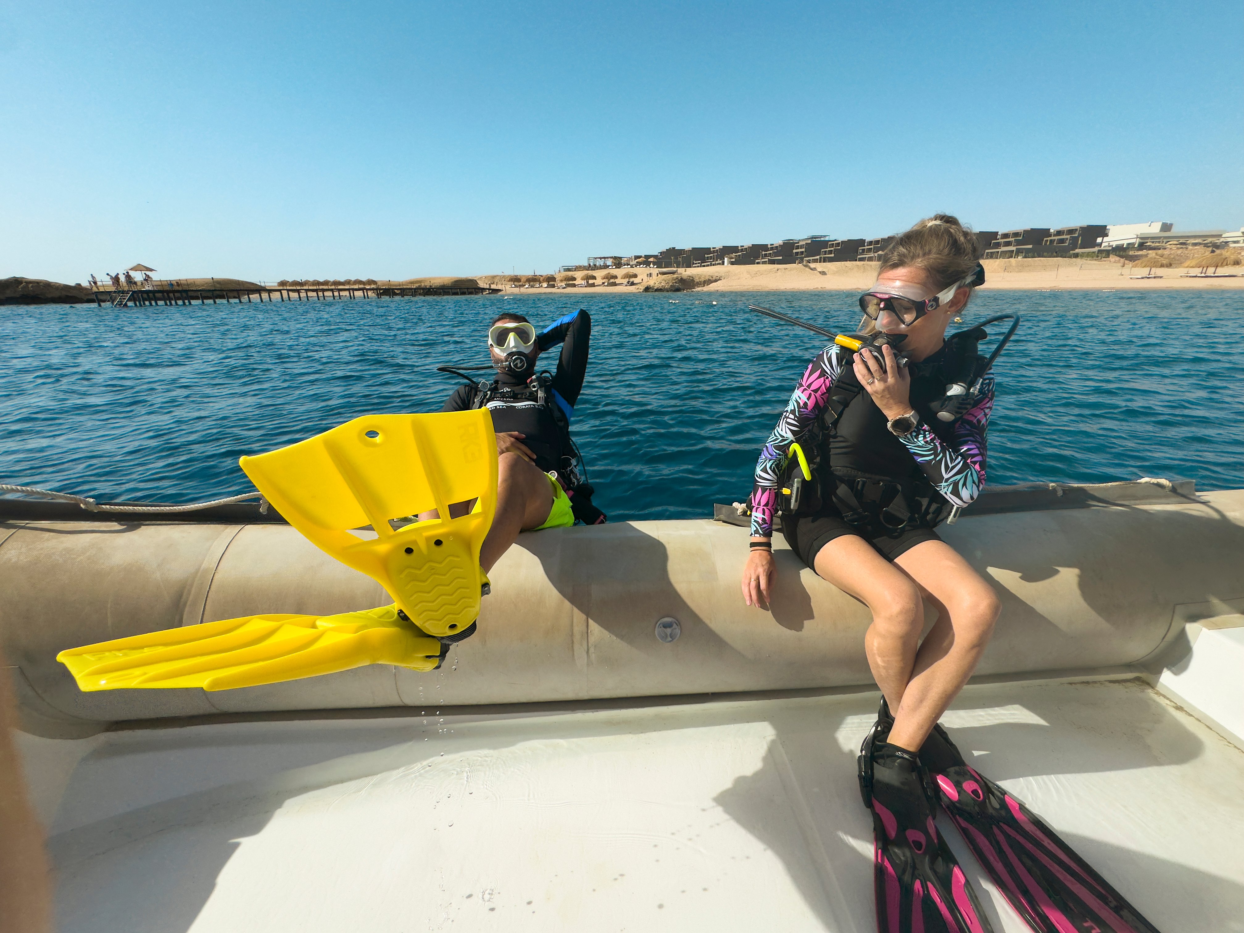 Jugendliche beim Schnorcheln auf einem Boot im klaren Wasser bei Aldiana, Premium Cluburlaub