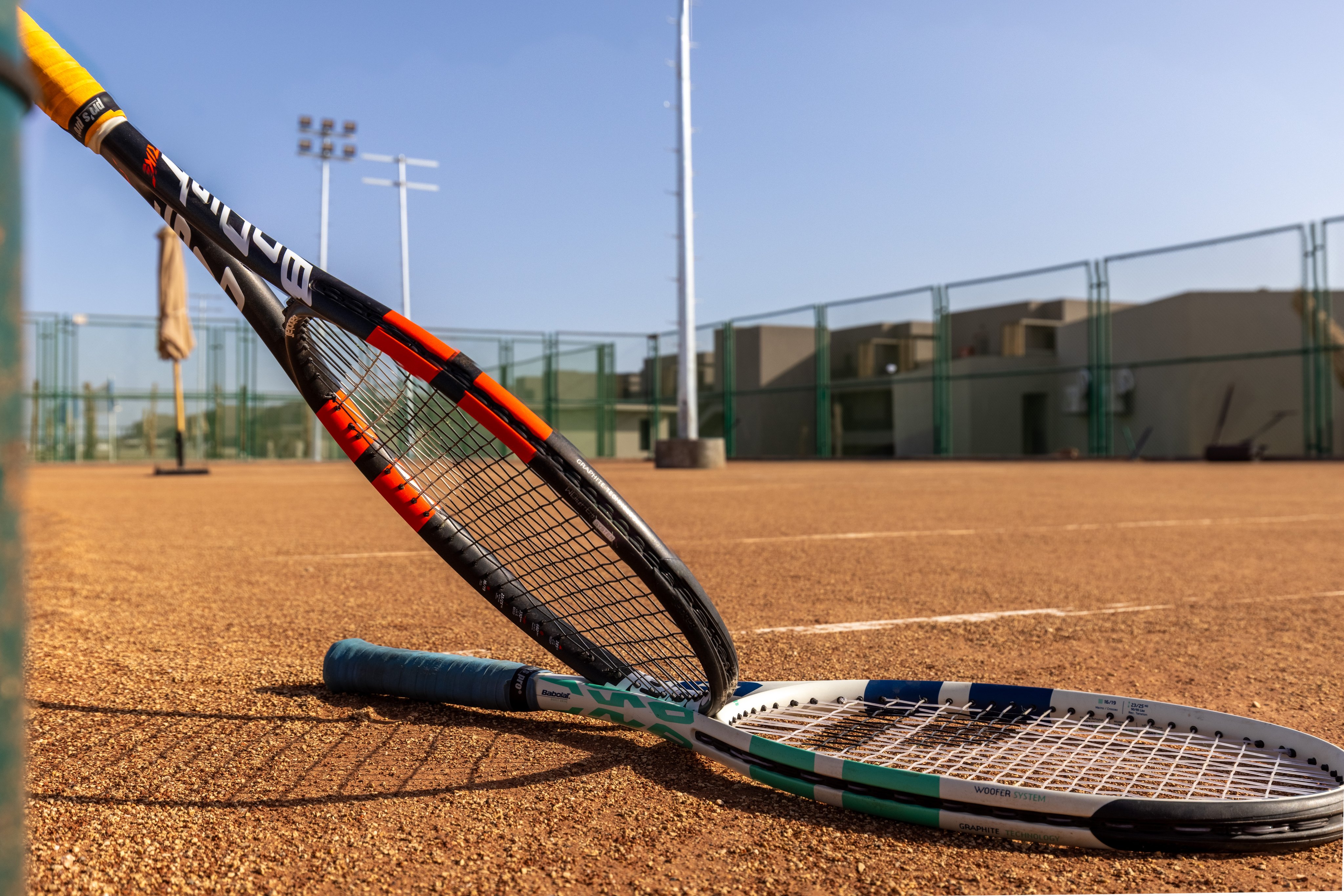 Tennisplatz mit Tennisschläger und Ball bei Aldiana in einem hochwertigen Ferienressort