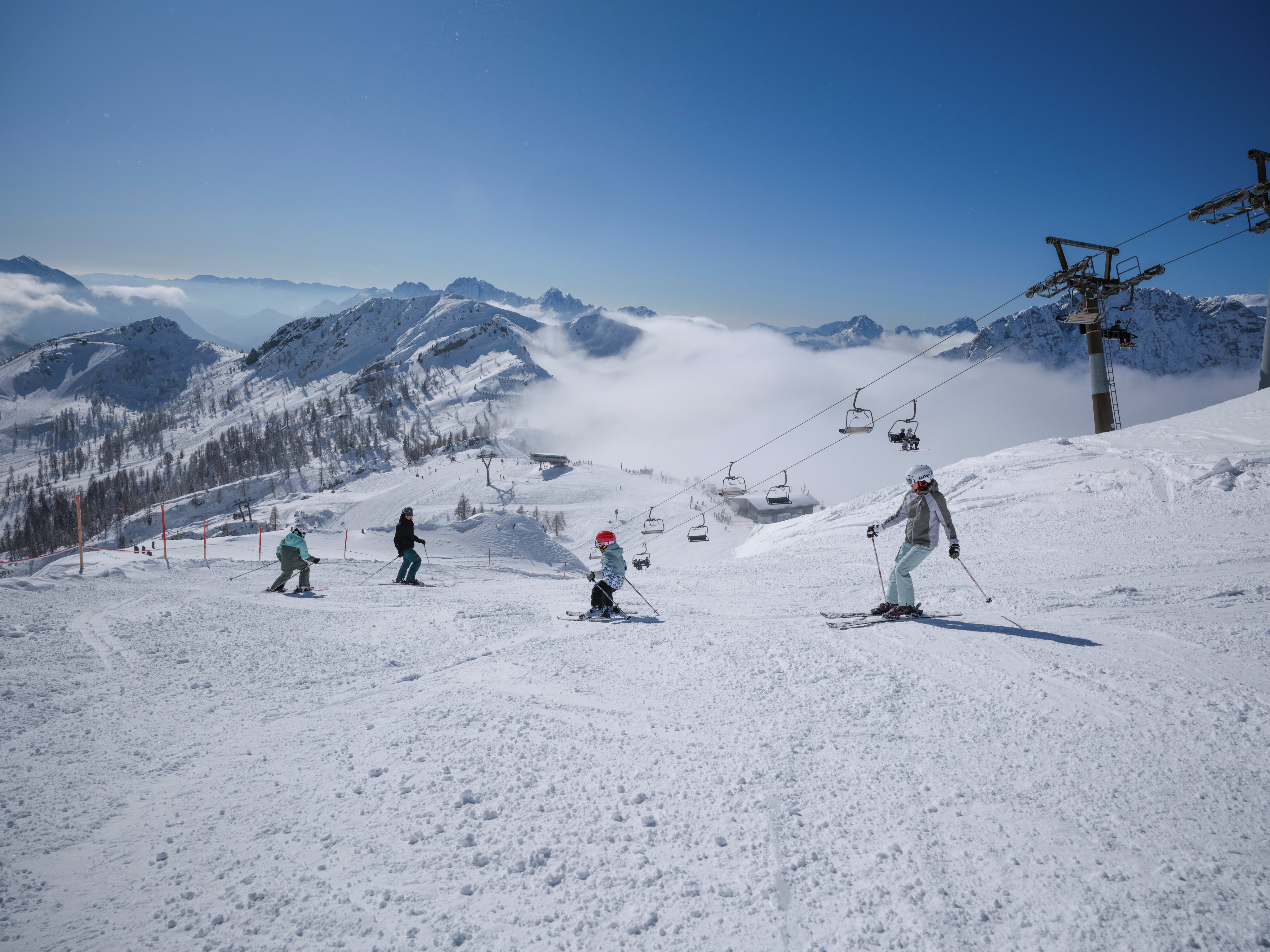 Skifahrer auf schneebedeitem Berg im Sonnenlicht bei Aldiana, Premium Cluburlaub in den Bergen
