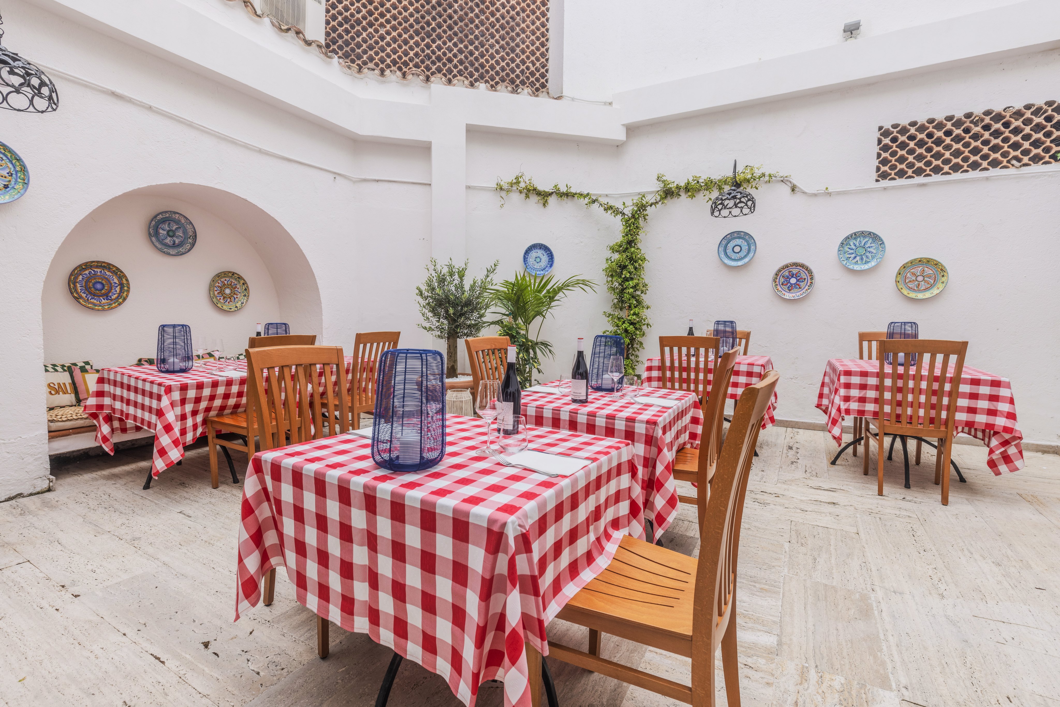 Einladener Außenbereich im Aldiana Premium Cluburlaub mit Tischen, Stühlen und dekorativen Fliesen