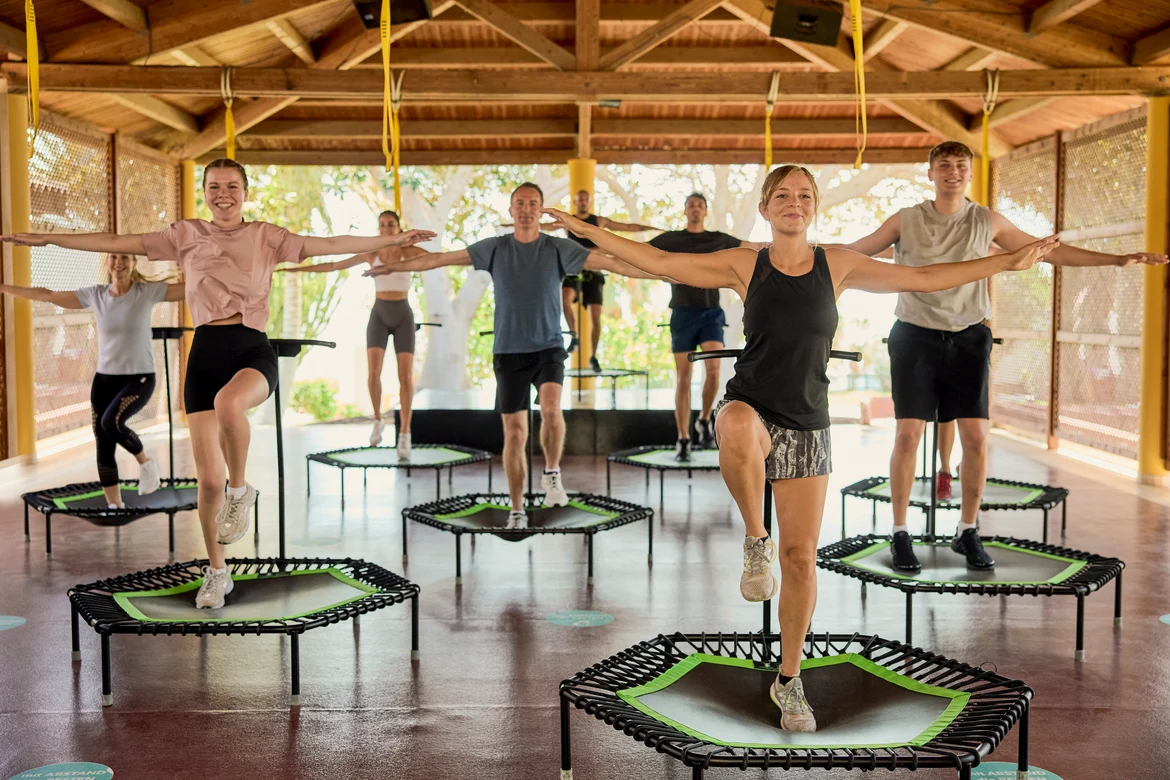 Personen bei einem Jumping Fitness Kurs