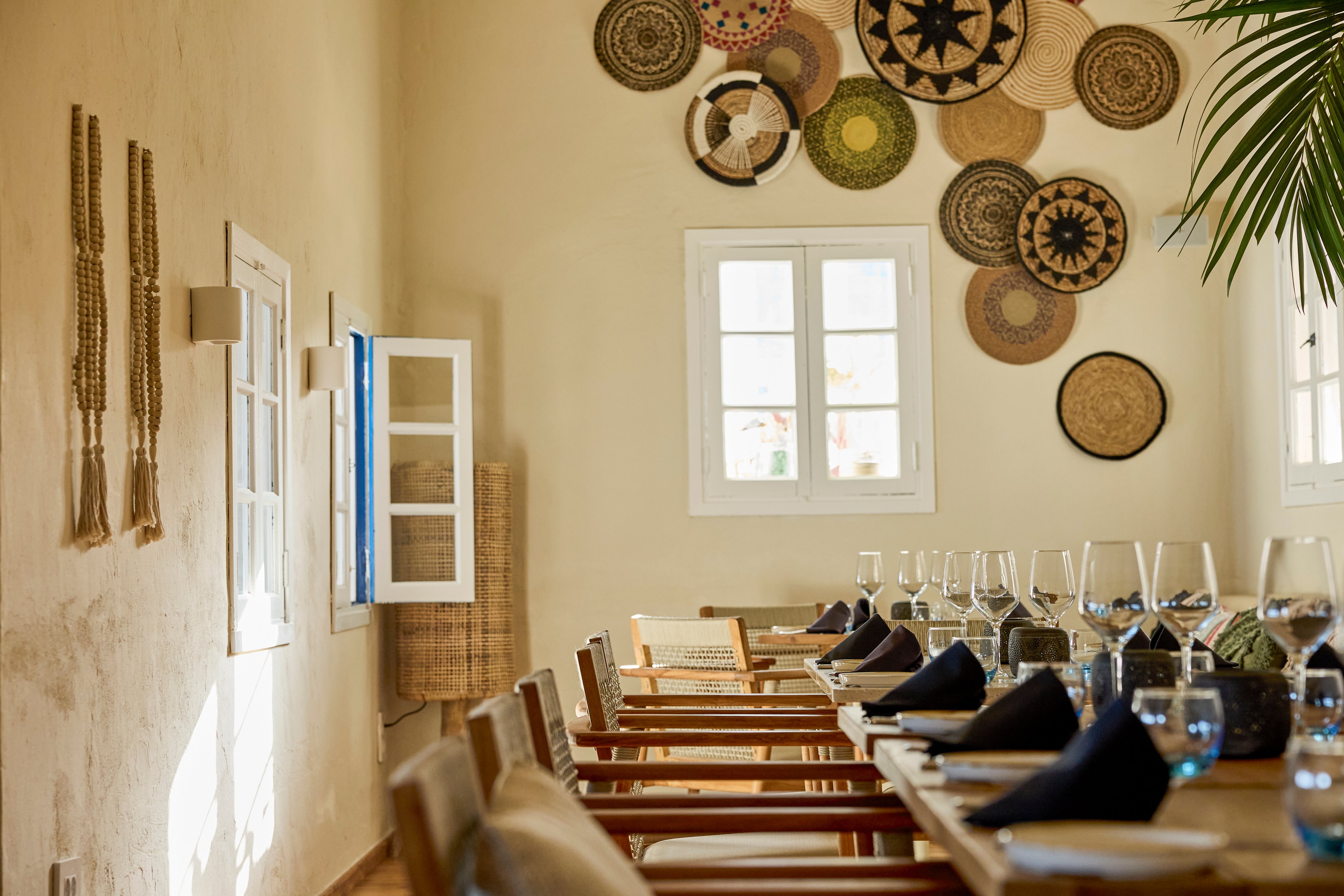 Spezialitätenrestaurant mit Tischen und Stühlen