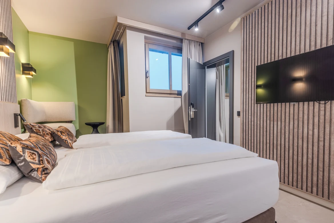 Schlafzimmer im Premium Aldiana Cluburlaub, komfortables Bett, moderne Einrichtung