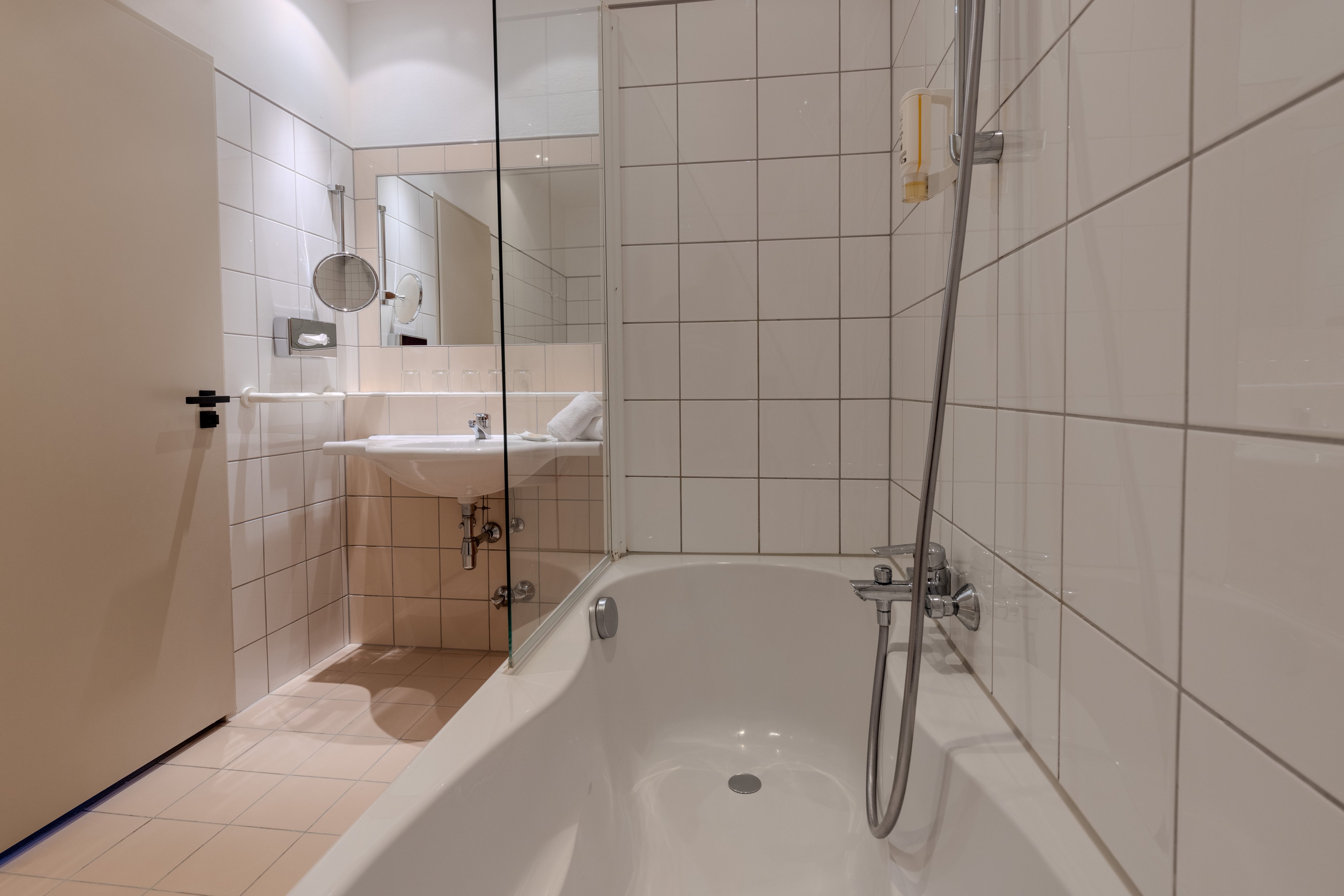 Ein moderner Badraum im Premium Cluburlaub von Aldiana mit Dusche, Waschbecken und Spiegel