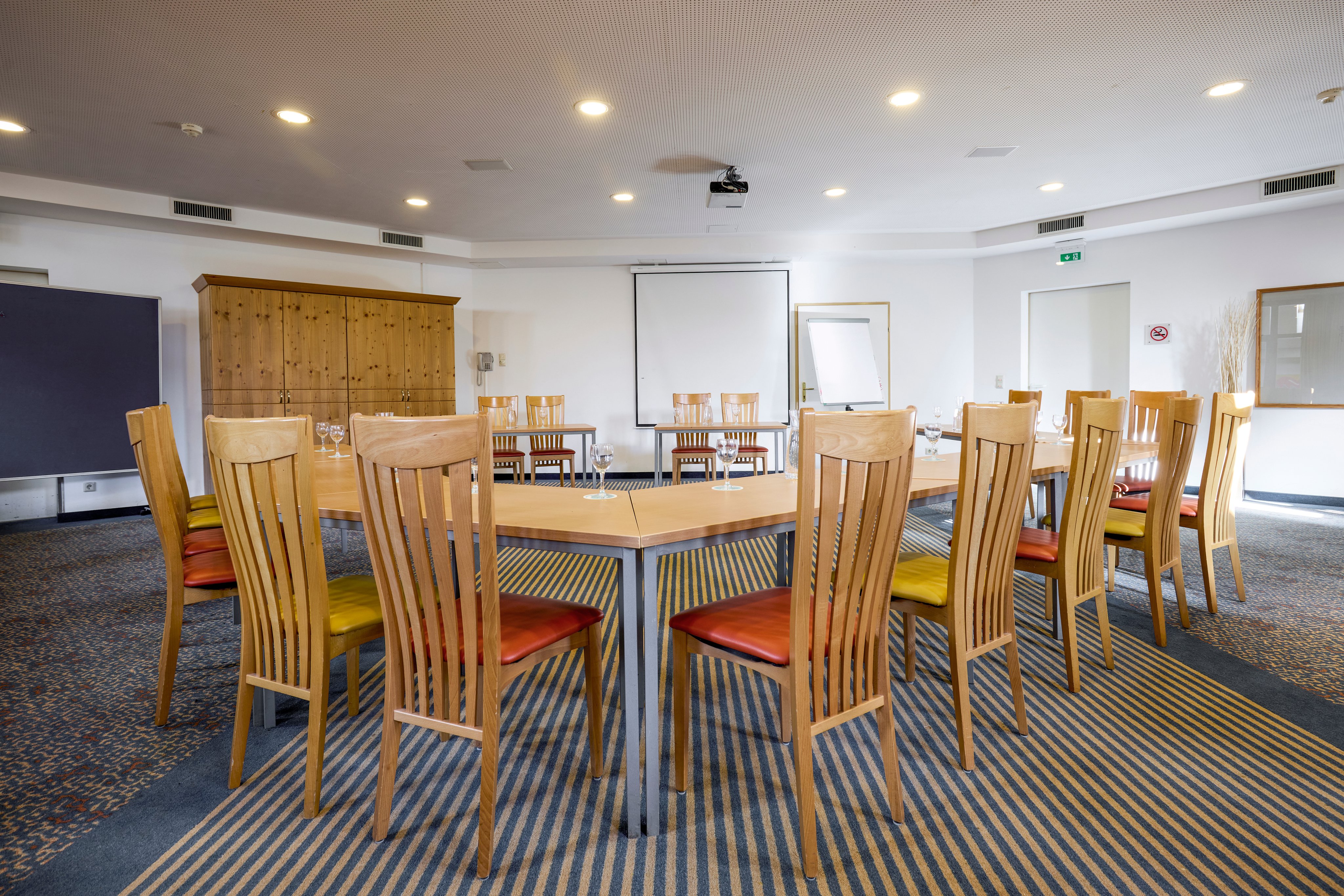 Ein eleganter Conference-Tisch mit Stühlen in einem hellen, modernen Raum bei Aldiana