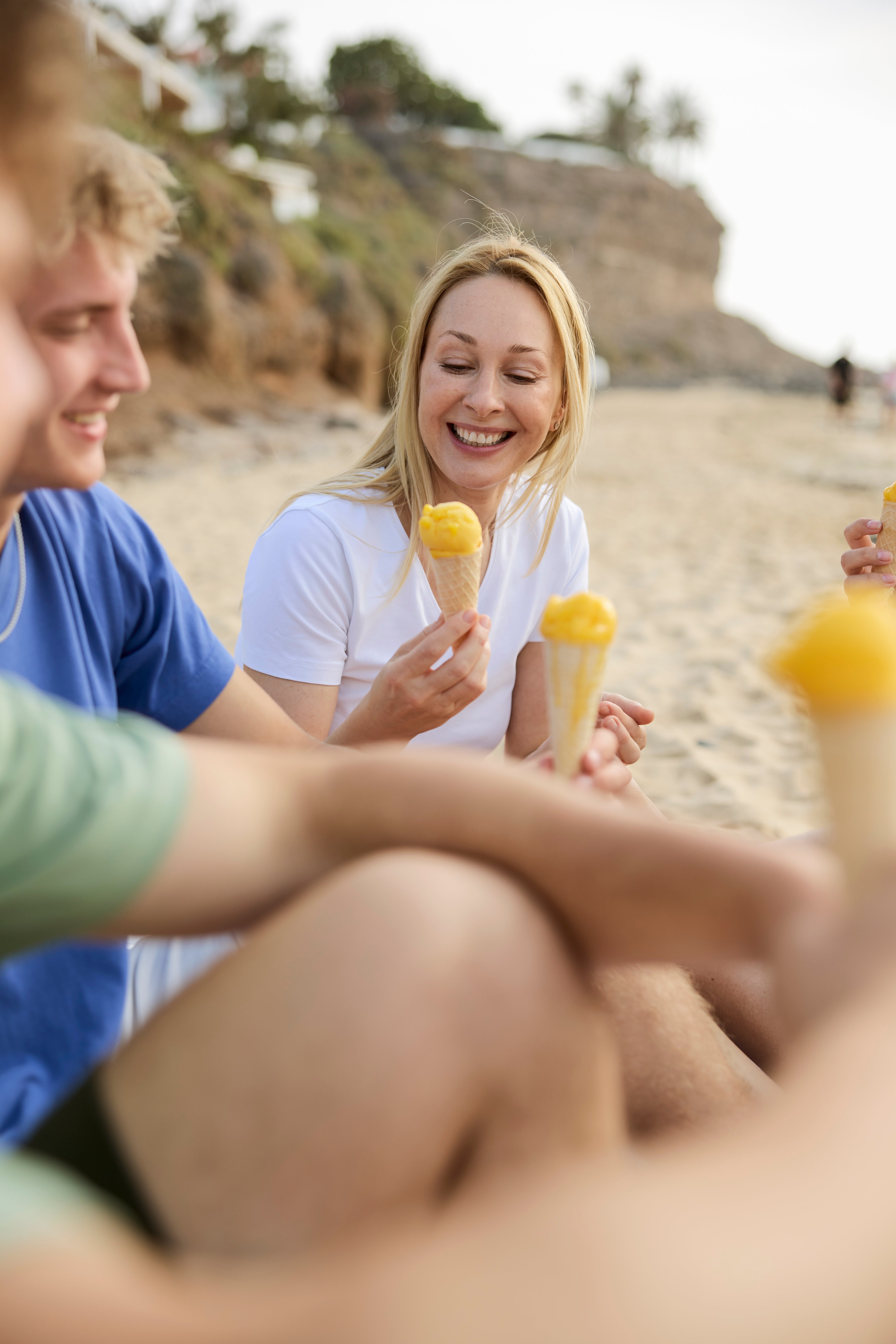 Menschen genießen einen Strandurlaub mit Eis an der sonnigen Küste bei Aldiana