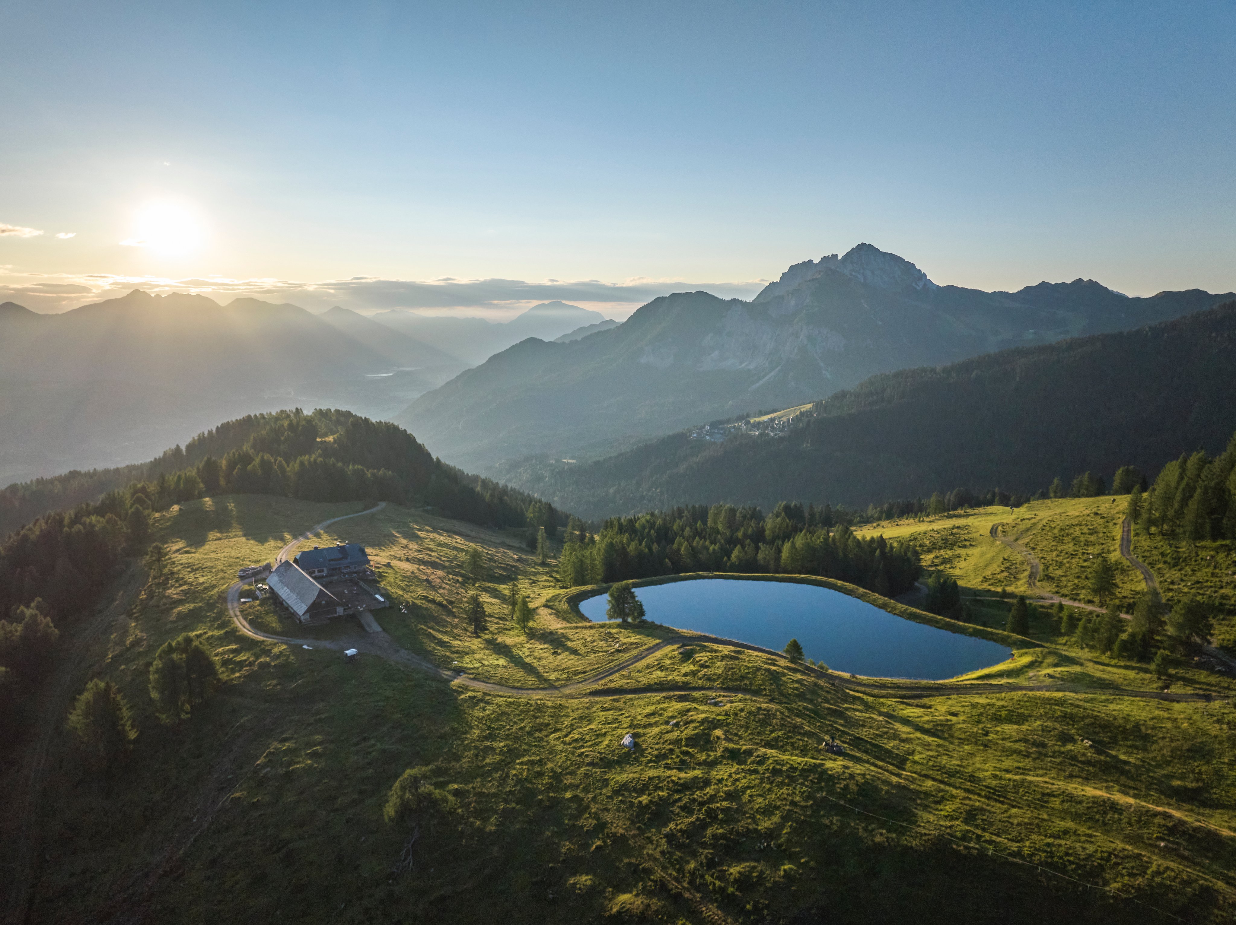 Berglandschaft mit See und Sonnenaufgang, ideales Bild für Premium Cluburlaub von Aldiana