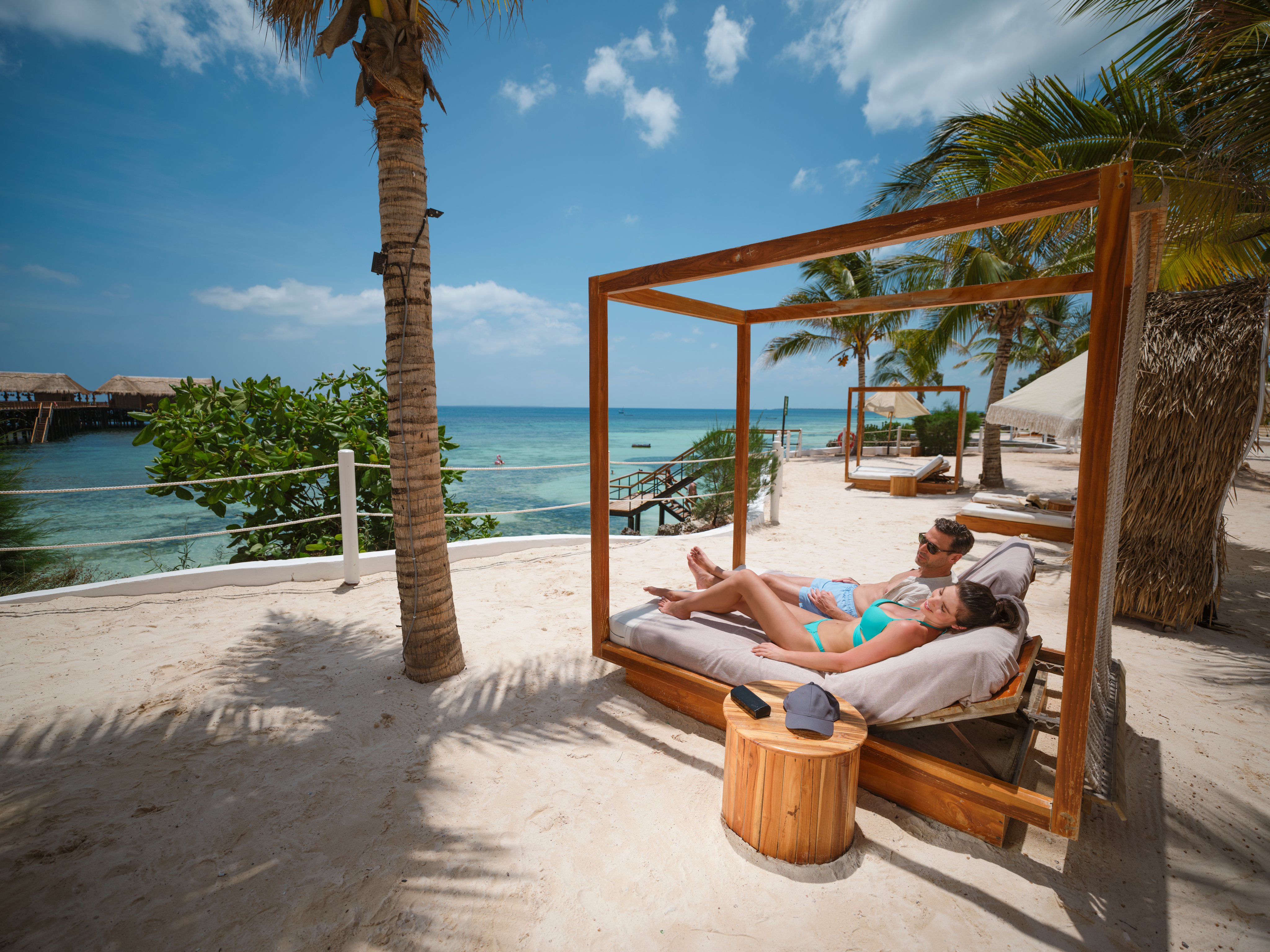 Entspannende Strandlage bei Aldiana mit Sonne, Palmen und Meer, ideal für Urlaub.