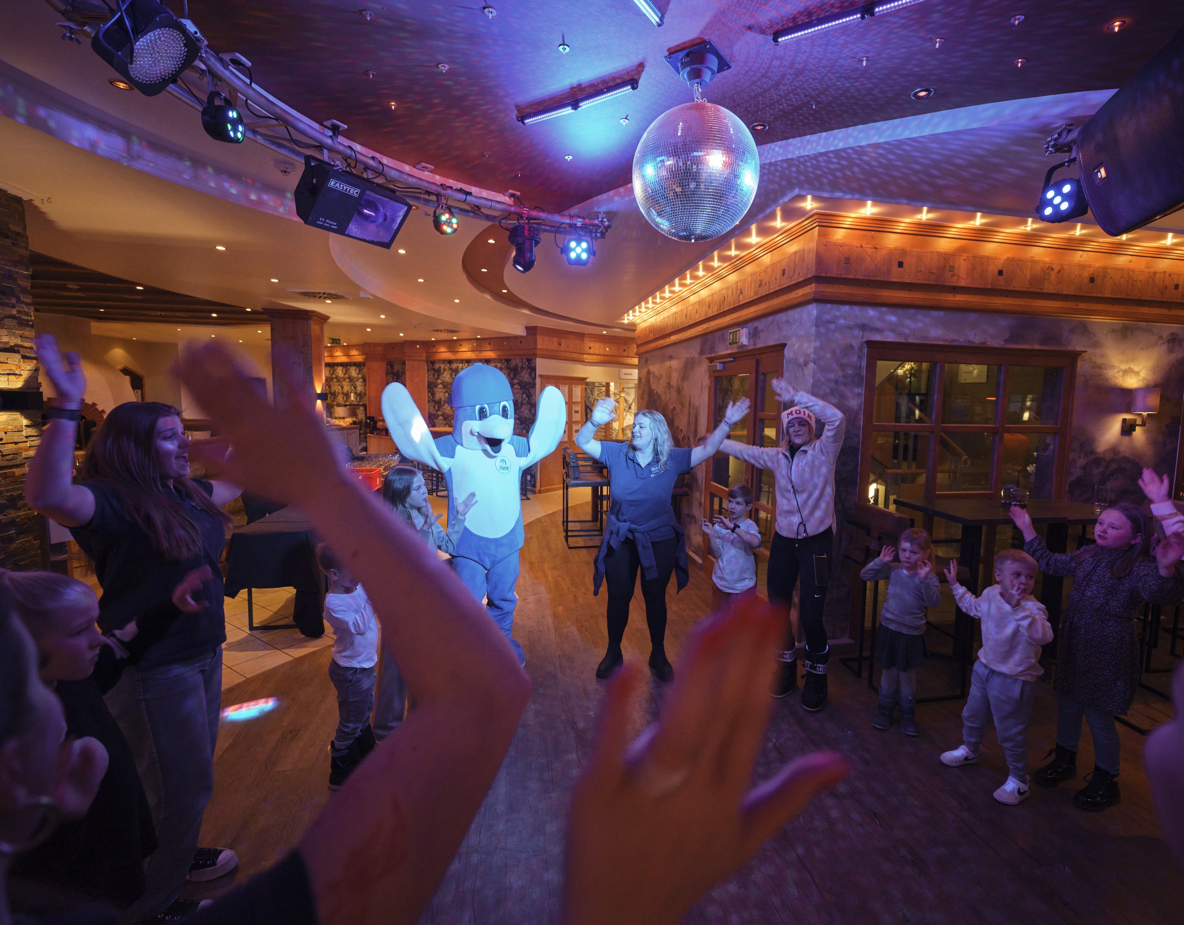 Tanzende Menschen und Karikatur-Charaktere bei einer Feier im Aldiana Premium Cluburlaub