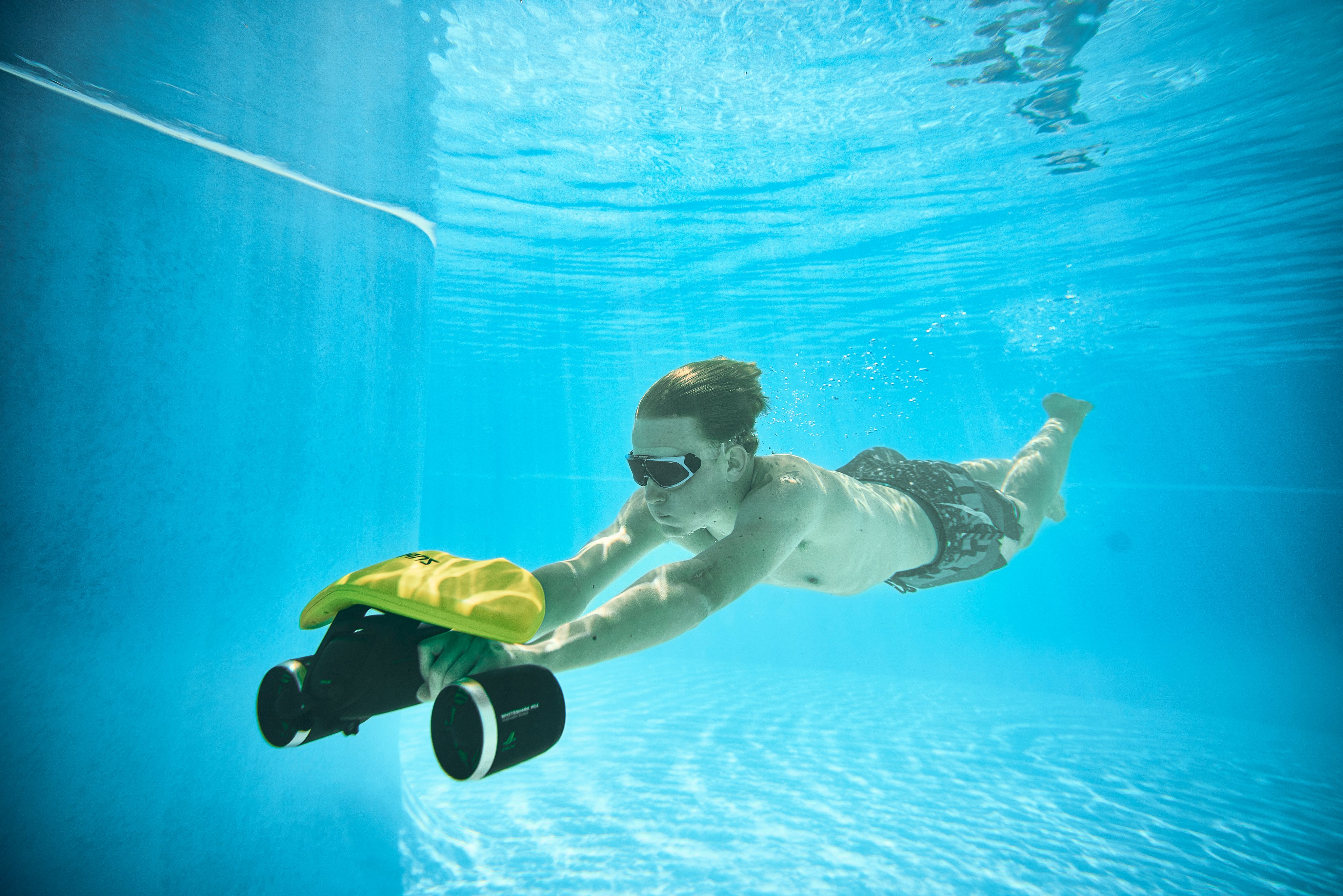 Kindertaucher mit Elektroauto im Wasser bei Aldiana, Premium Cluburlaub für Familien