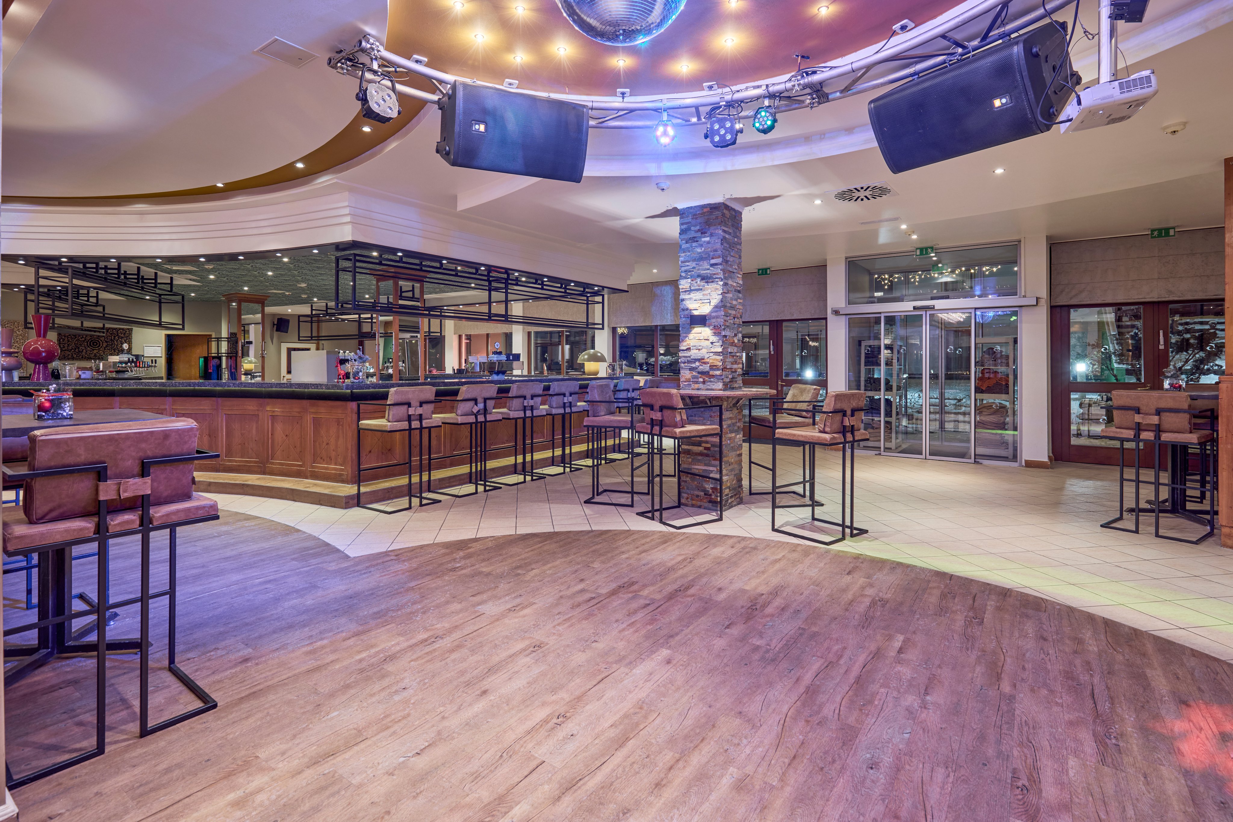 Connect Bar mit Tanzfläche