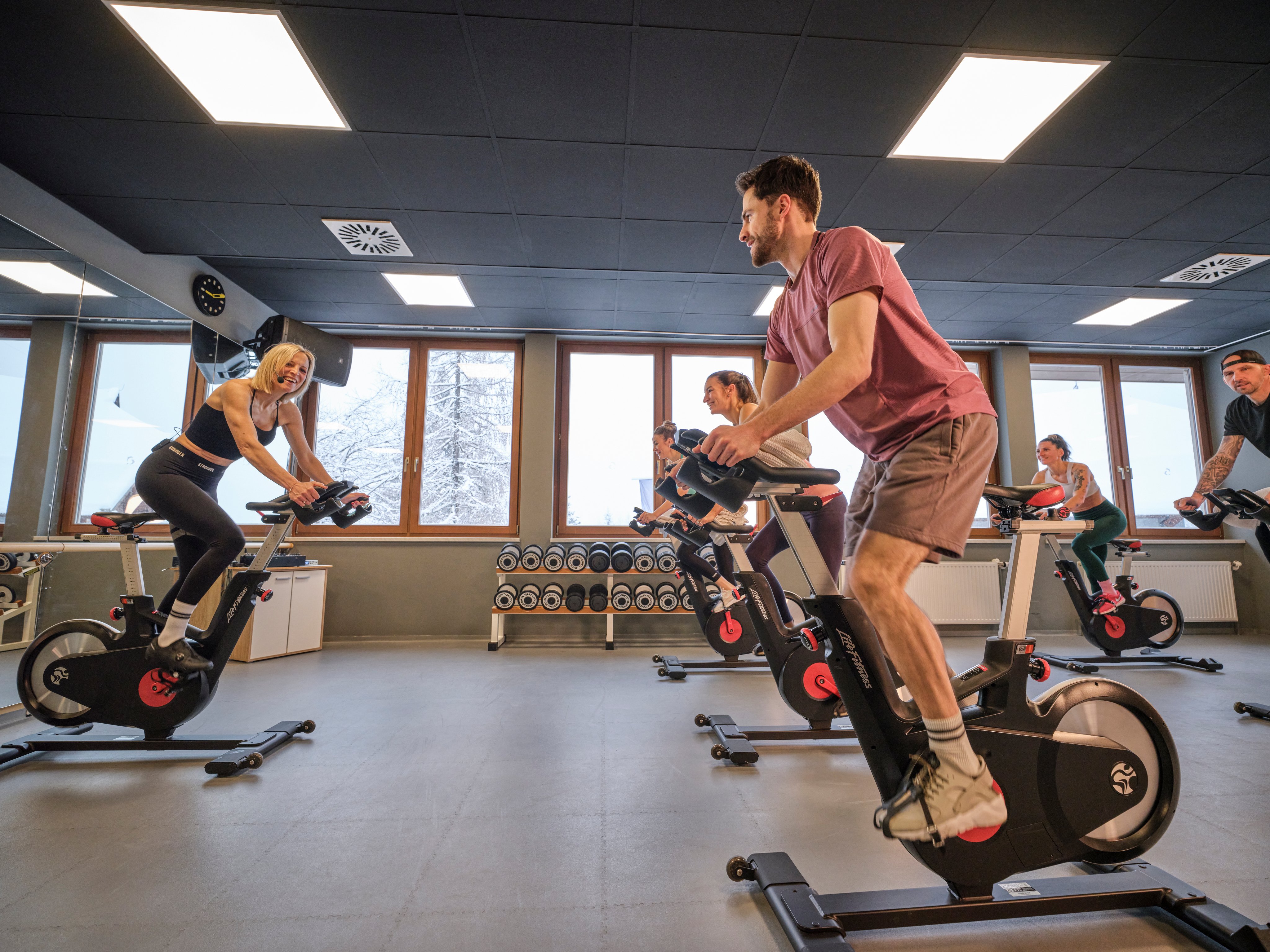 Teilnehmer beim Indoor-Cycling im modernen Fitnessraum eines Aldiana Premium Clubs