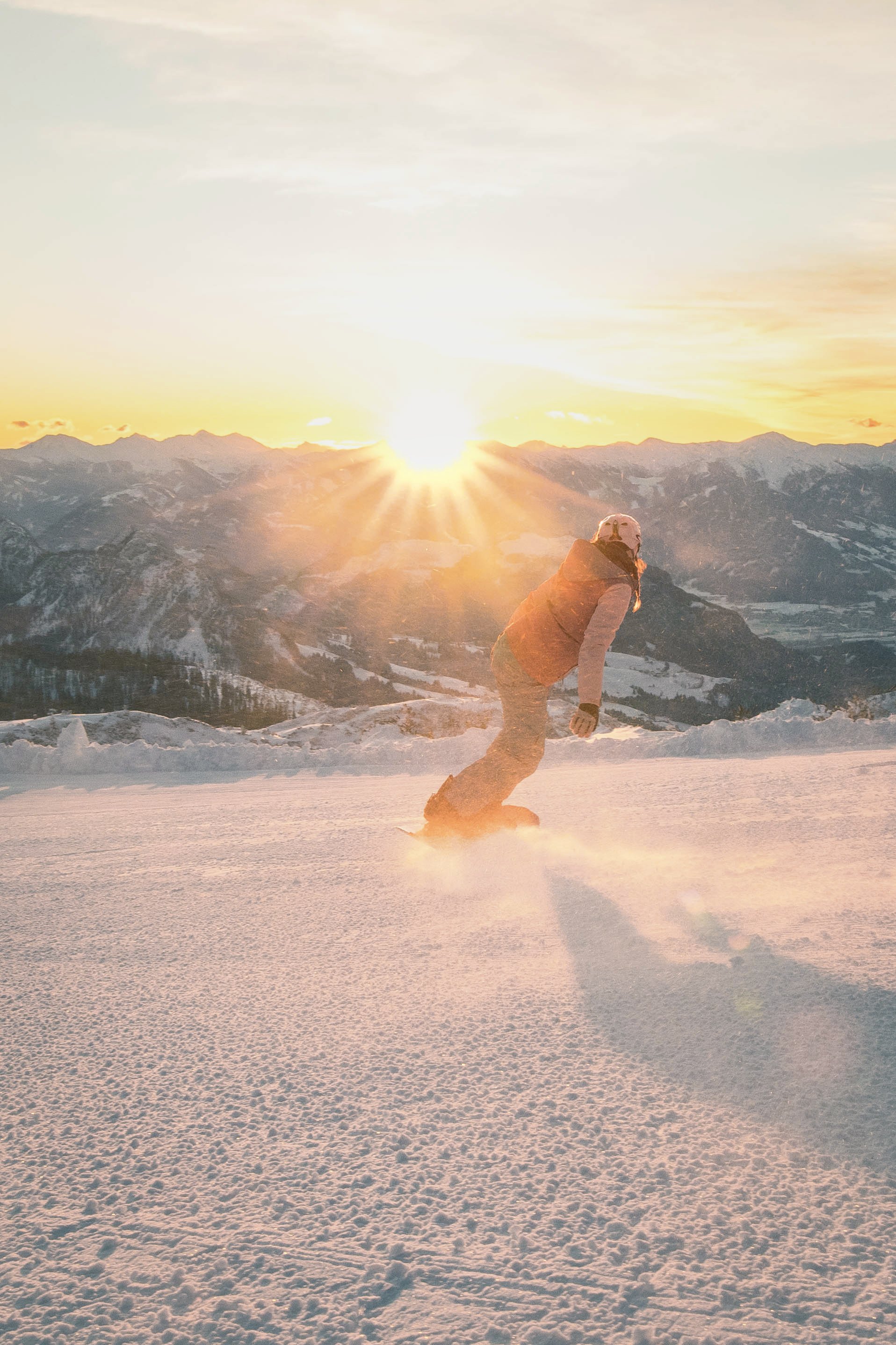 Ein Skifahrer beim Sonnenuntergang in den Bergen, idyllischer Winterurlaub bei Aldiana