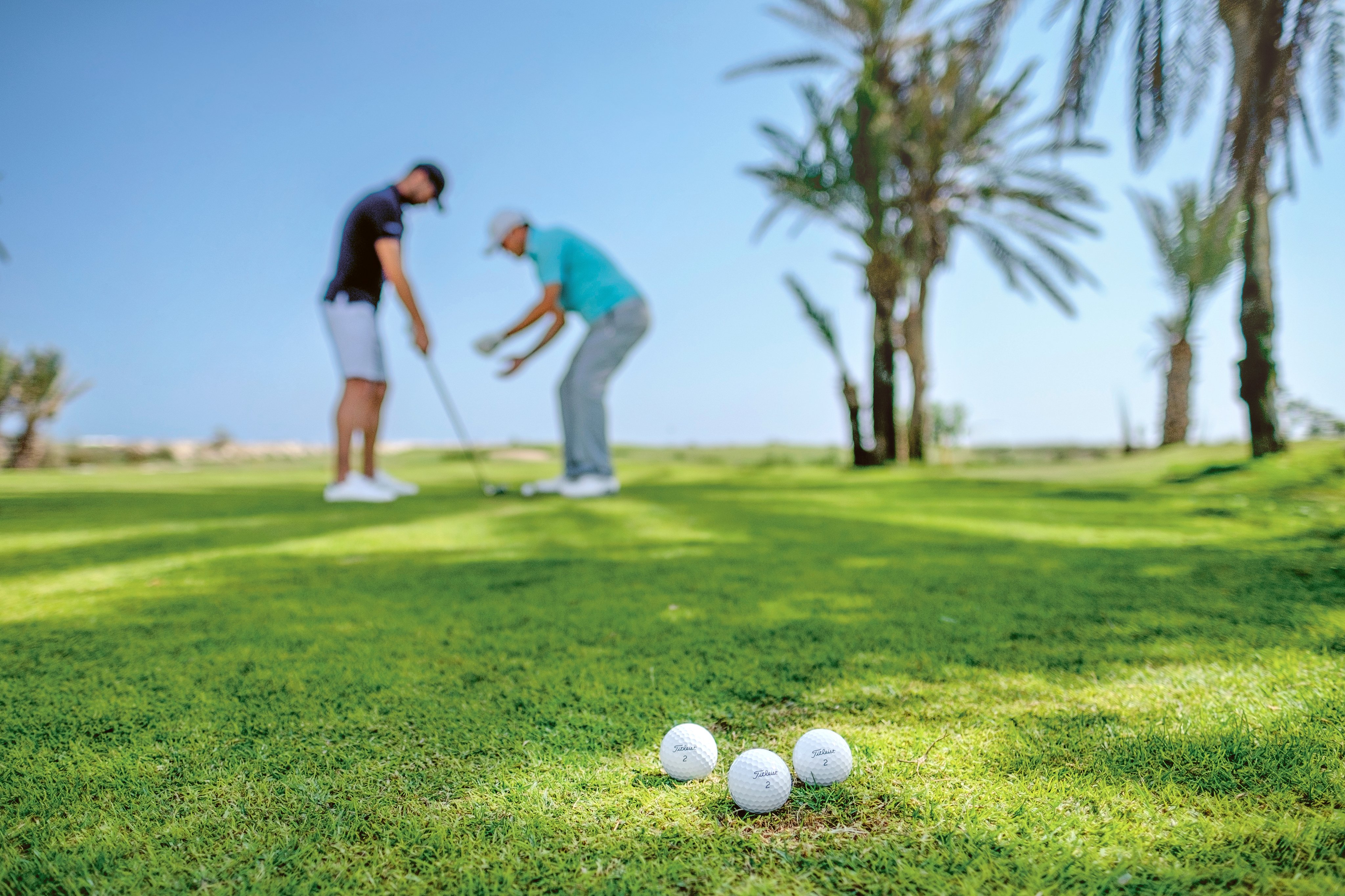Golfspieler auf einem gepflegten Grün bei Aldiana Premium Cluburlaub in entspannter Atmosphäre