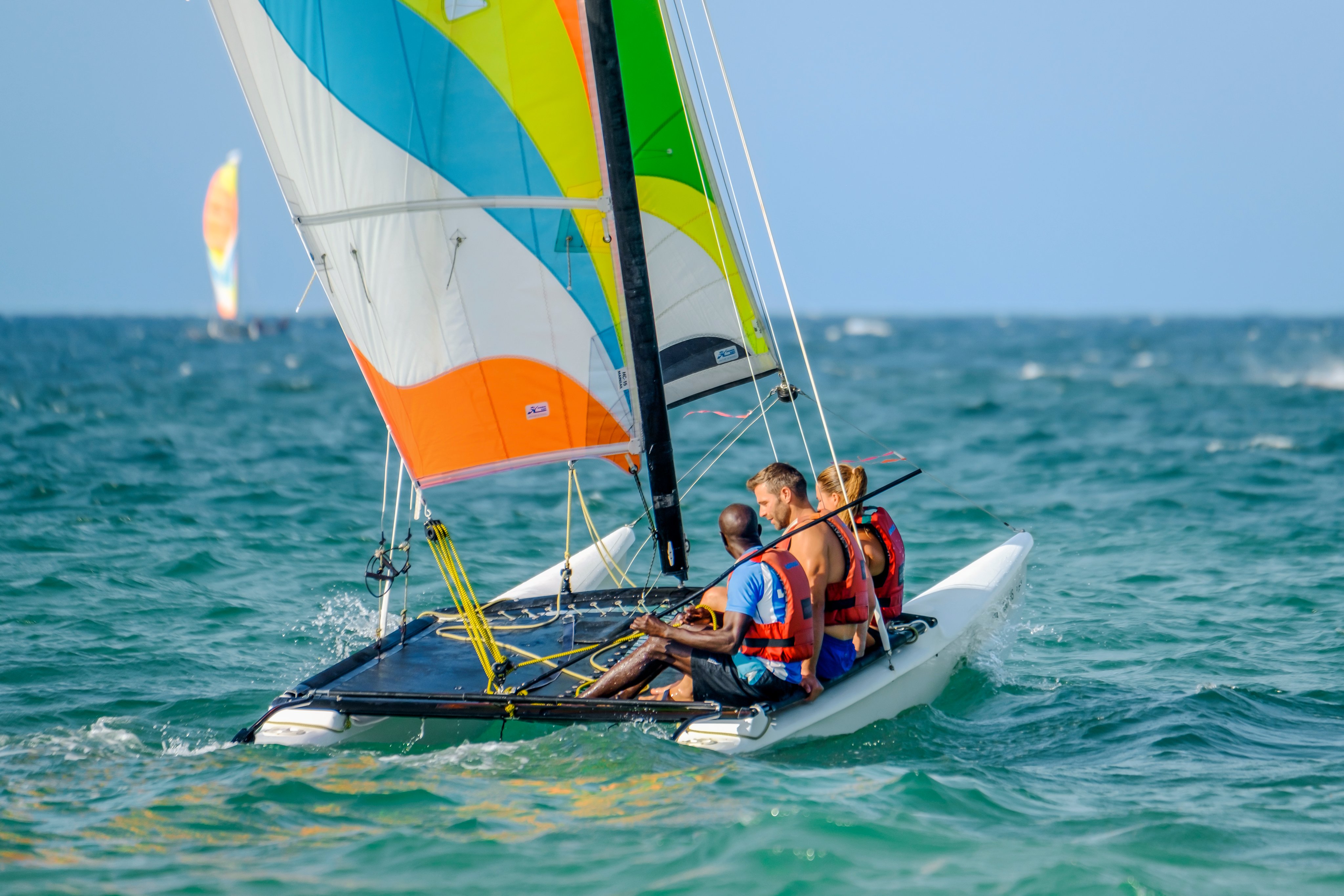 Segelboot auf dem Meer mit zwei Personen, certamente Premium Cluburlaub Erfahrung