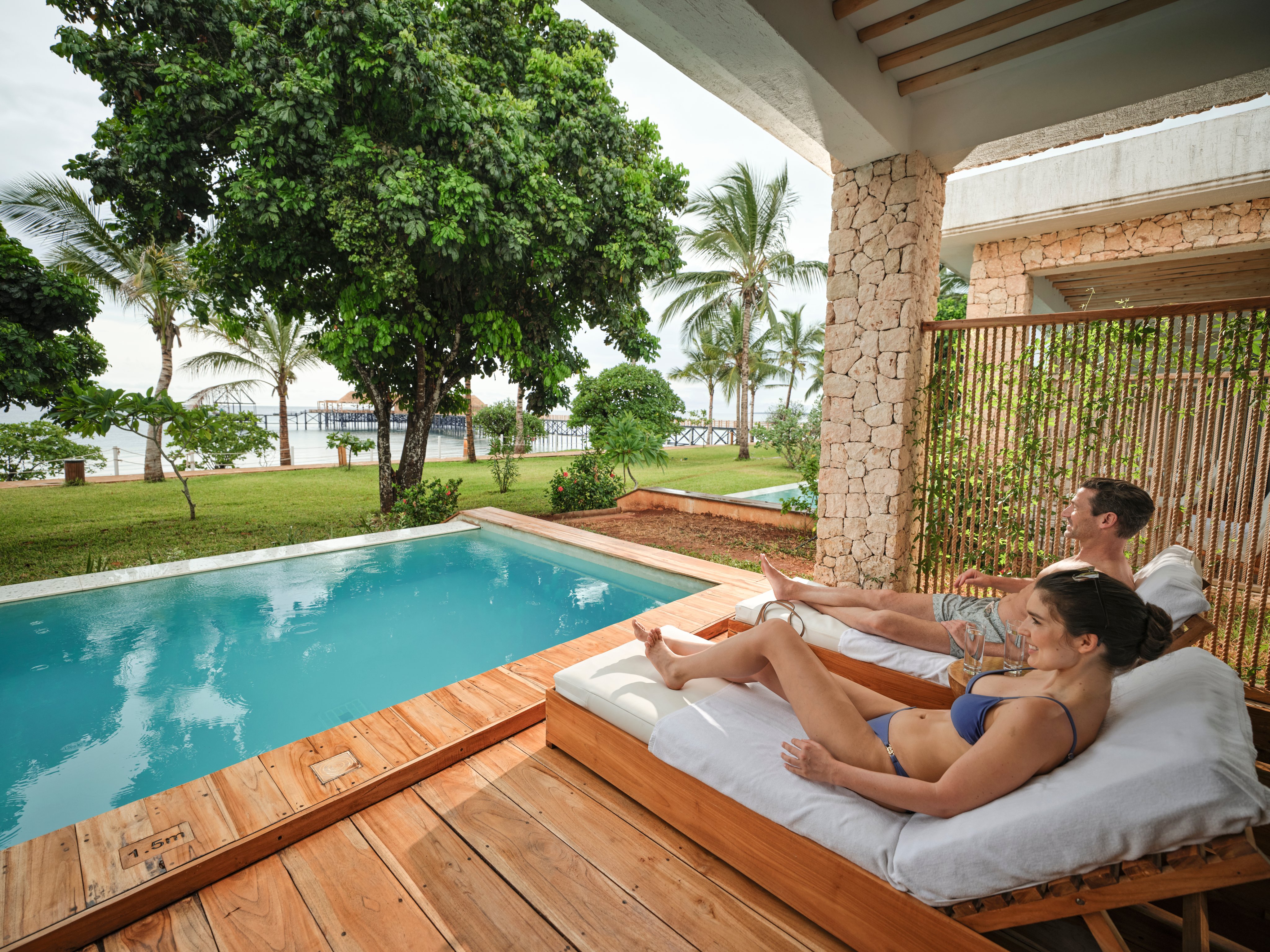 Entspannende Urlaubsszene am Pool bei Aldiana mit Blick auf den Garten und Palmen